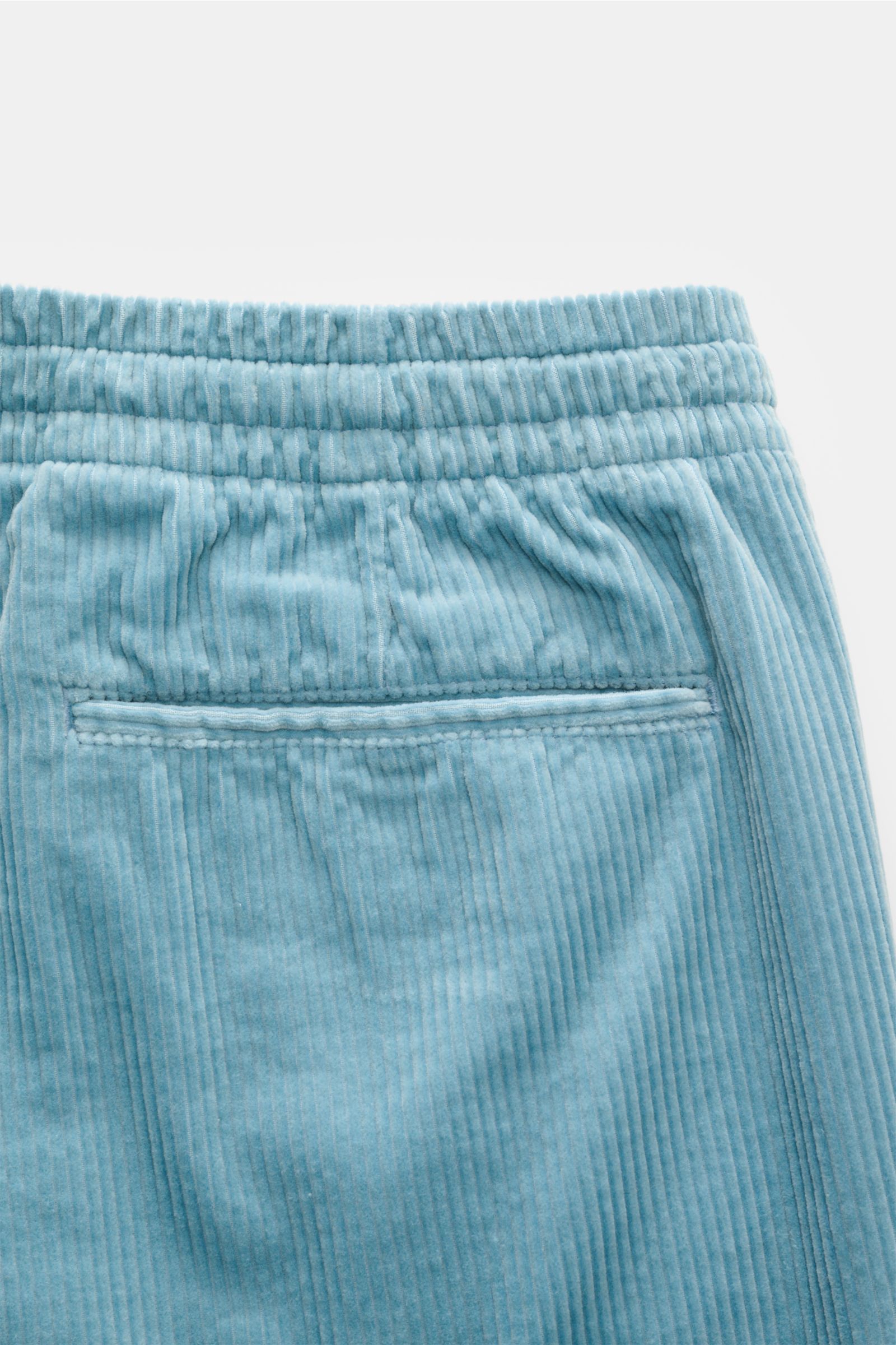Nahaufnahme der Polo Ralph Lauren Cord-Shorts rauchblau von hinten oben, reine Baumwolle, elastischer Bund, Cord-Struktur, Gesäßtaschen.
