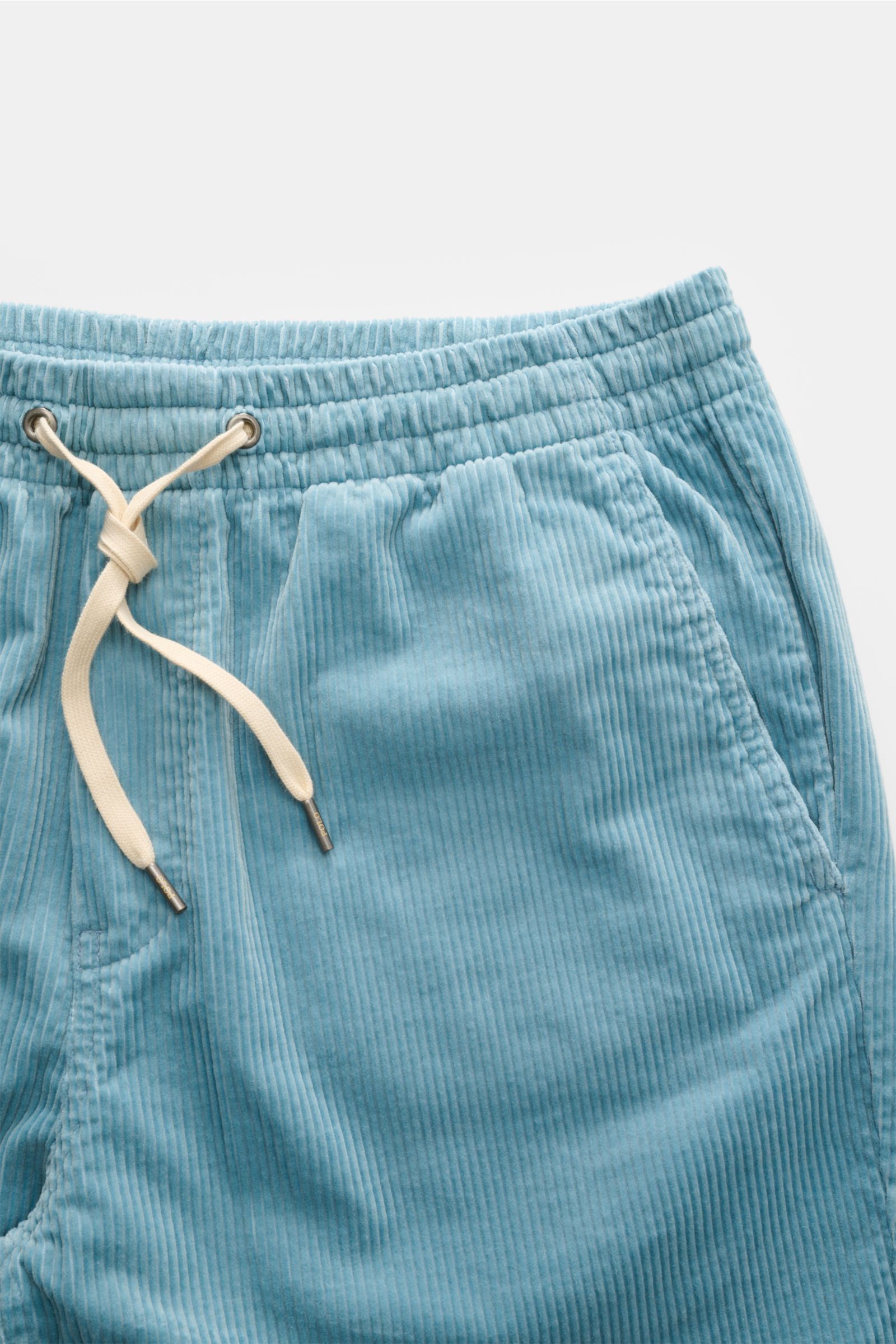 Frontale Nahaufnahme der Polo Ralph Lauren Cord-Shorts rauchblau aus reiner Baumwolle mit elastischem Bund, Tunnelzug und französischen Taschen.