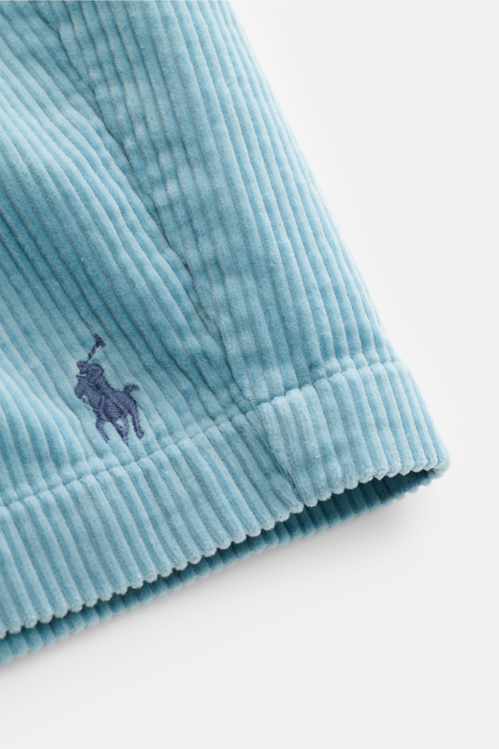 Polo Ralph Lauren Cord-Shorts rauchblau aus reiner Baumwolle, Detailaufnahme der typischen Cord-Struktur und Logo-Stickerei, weicher Griff, Regular Fit.