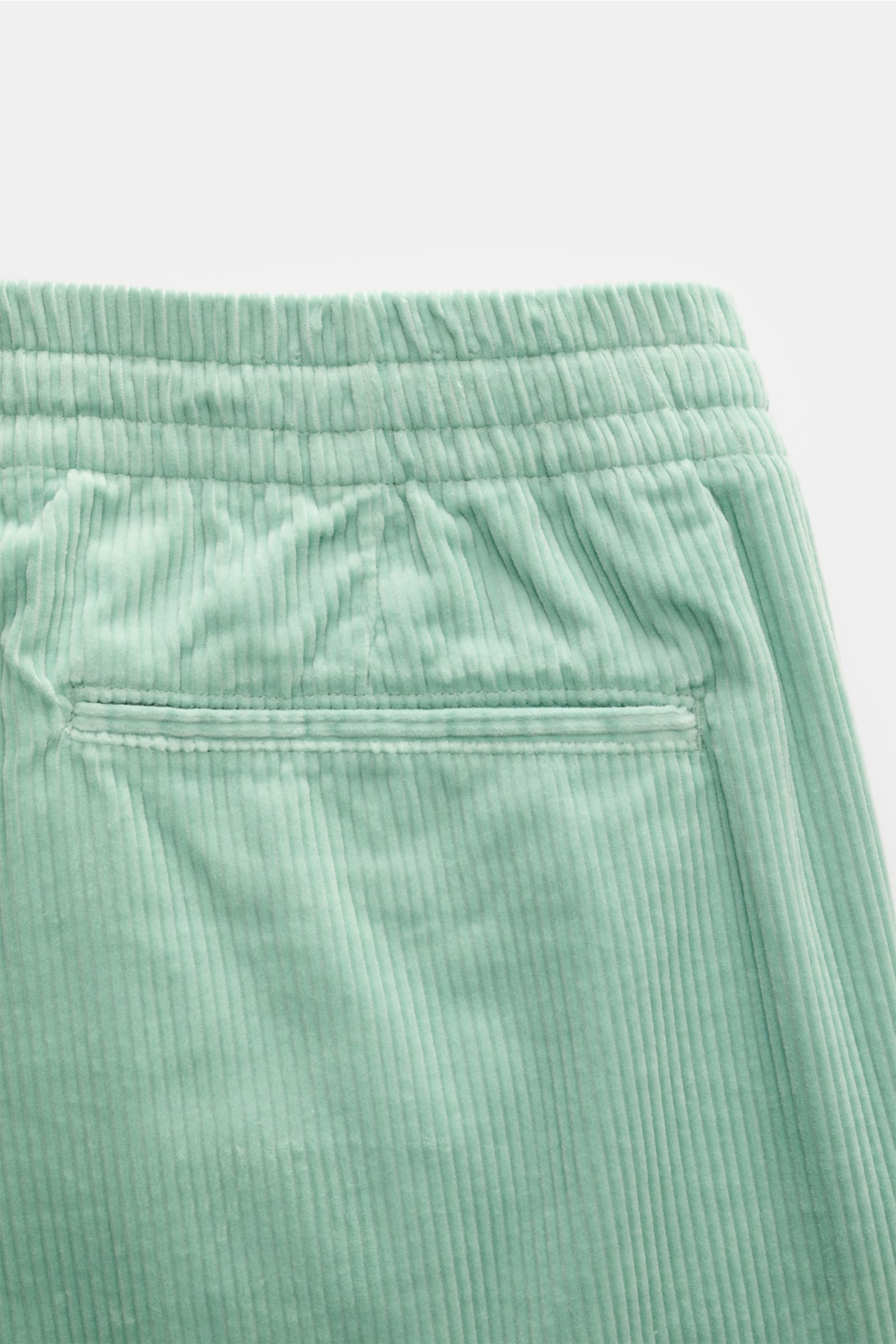 Polo Ralph Lauren Cord-Shorts mint, Detailfoto von hinten oben, elastischer Bund, paspelierte Gesäßtasche, weiches Cord aus reiner Baumwolle.