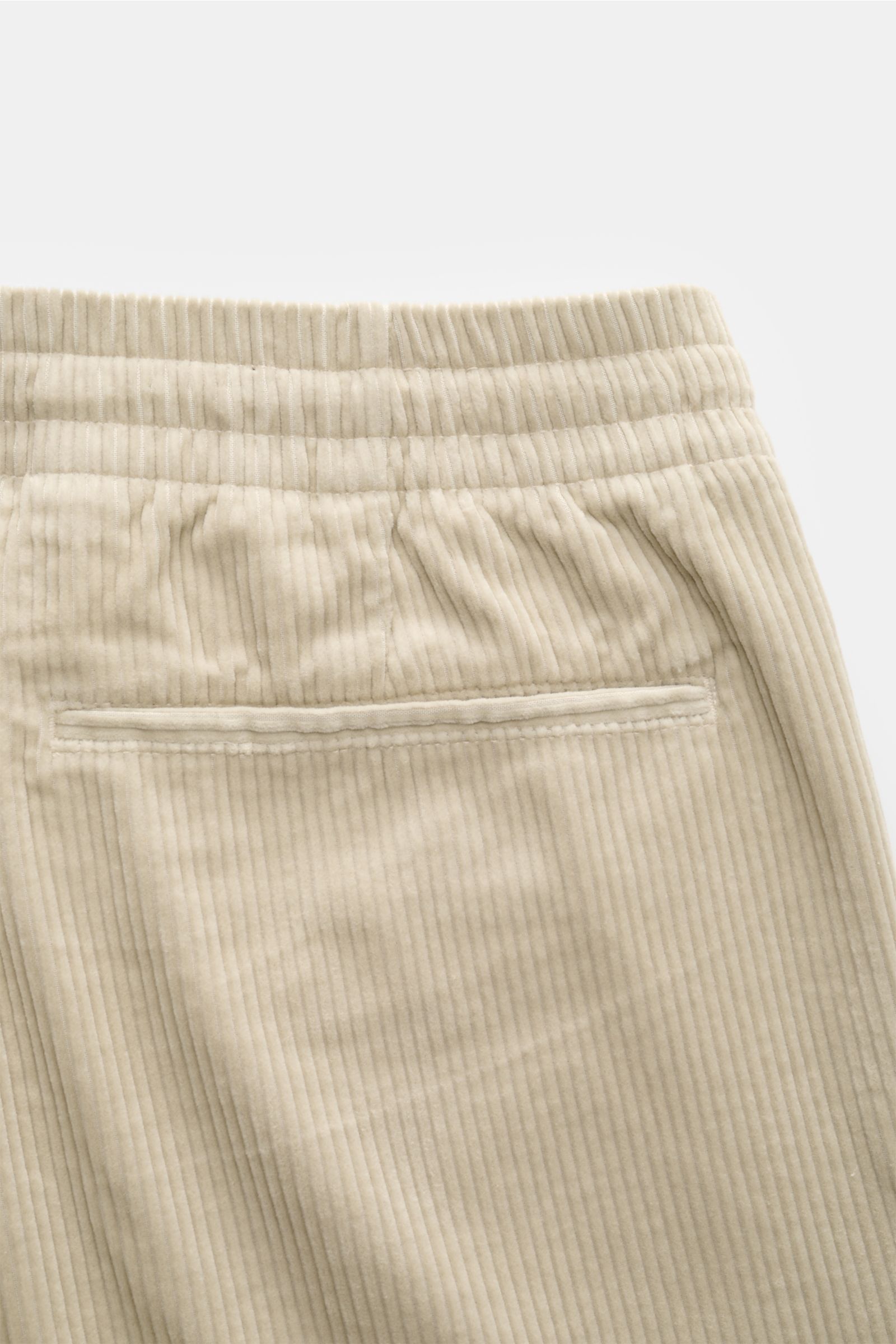 Polo Ralph Lauren Cord-Shorts sand aus reiner Baumwolle mit elastischem Bund, Tunnelzug, paspelierte Gesäßtaschen, Cord-Struktur, Detailaufnahme von hinten.