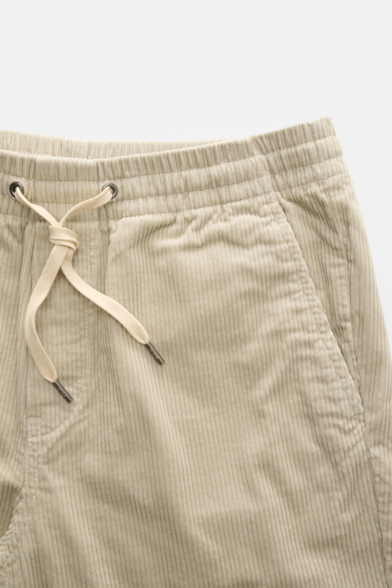 Polo Ralph Lauren Cord-Shorts sand in Nahaufnahme von oben, elastischer Bund mit Tunnelzug, weiche reine Baumwolle, Cordstruktur, französische Taschen.