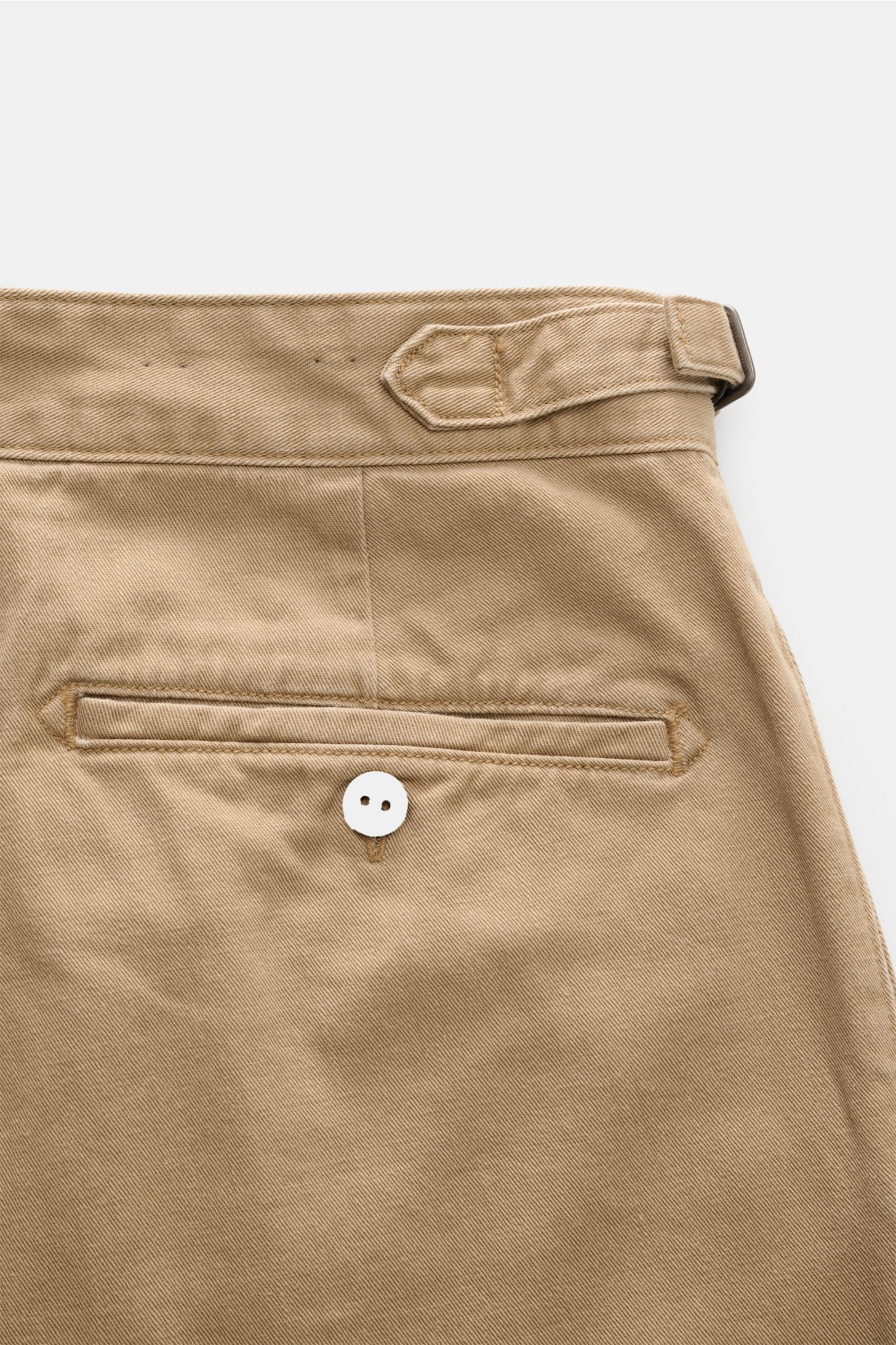 Rückansicht der Polo Ralph Lauren Shorts beige aus Twill-Baumwolle mit Side Adjuster, Knopf-Gesäßtaschen und doppelter Bundfalte.