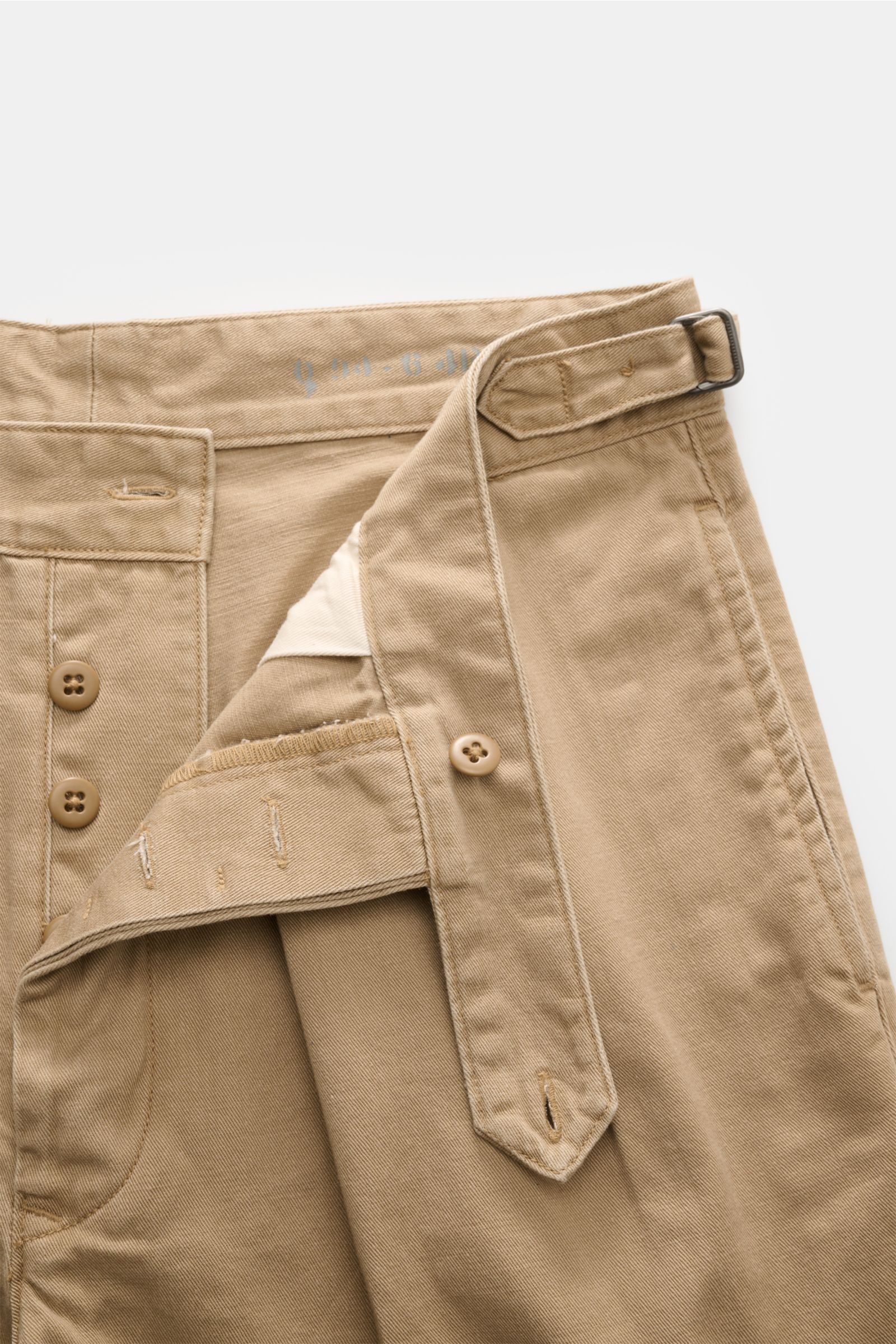 Beige Polo Ralph Lauren Shorts aus Twill-Baumwolle, Detailaufnahme von Bund mit Side Adjuster, Knöpfen und Reißverschluss.
