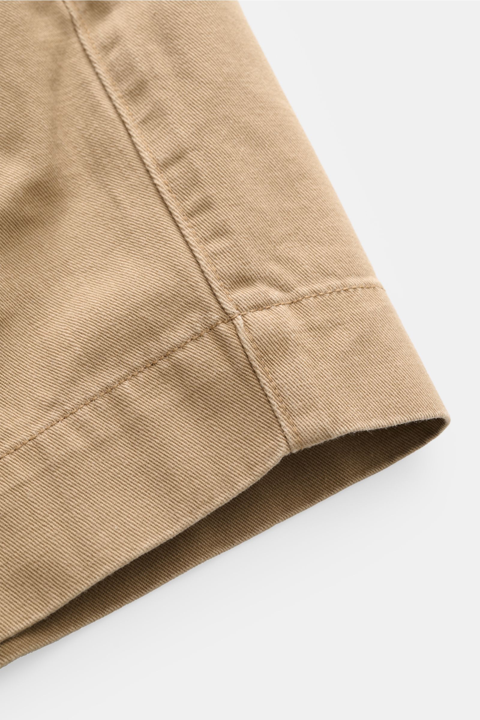 Nahaufnahme der beige Polo Ralph Lauren Shorts aus weichem Baumwoll-Twill, Perspektive auf das Bein mit doppelter Bundfalte und Seitennaht.