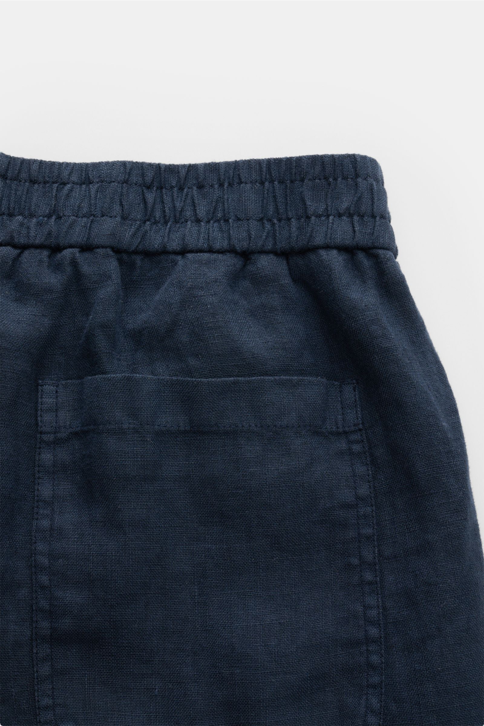 Nahaufnahme der Rückseite der 04651/ A trip in a bag Leinenshorts navy mit elastischem Bund, aufgesetzter Gesäßtasche und weichem, luftigen Leinenstoff.