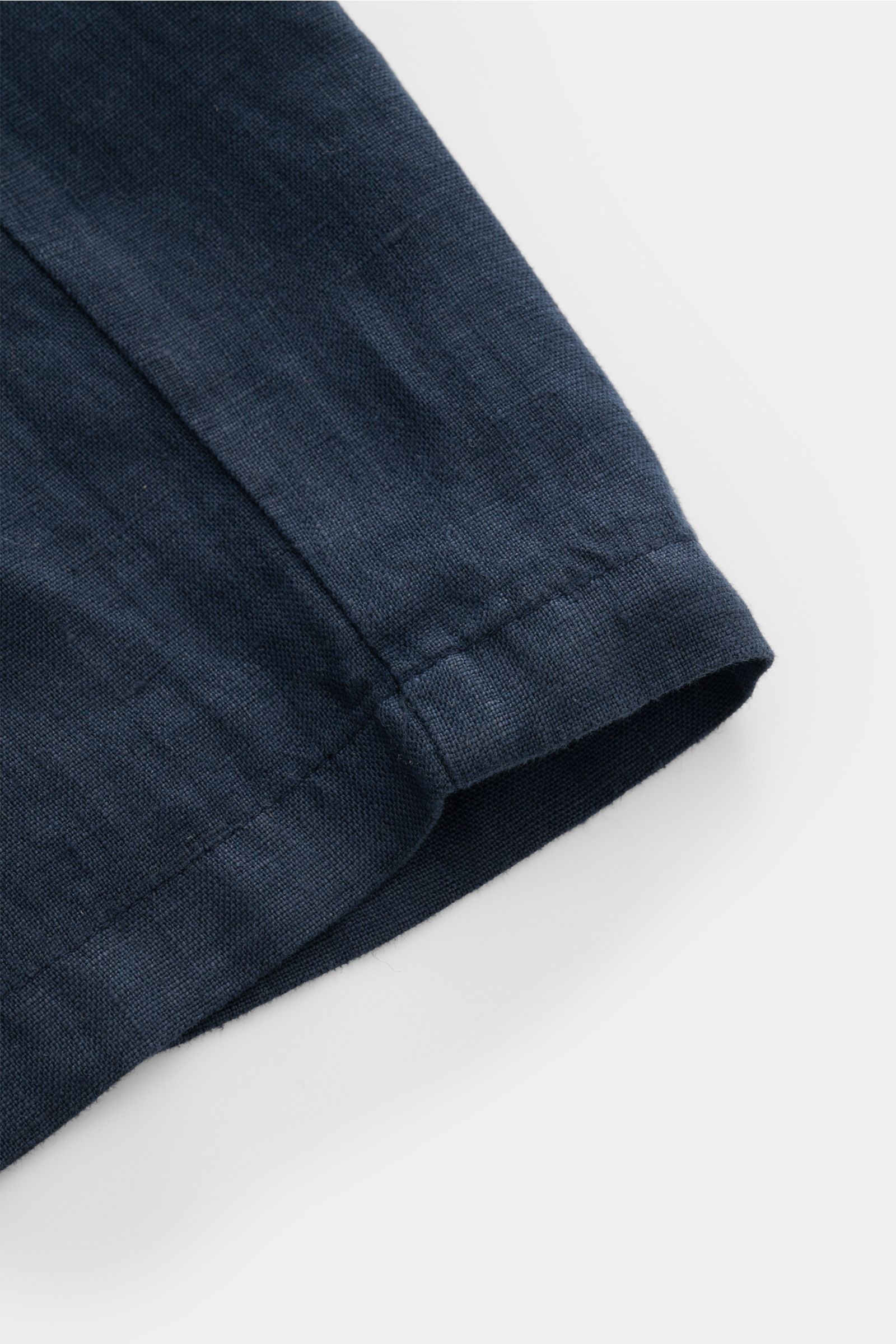 Nahaufnahme des unteren Saums der 04651/ A trip in a bag Leinenshorts navy aus luftigem Leinenstoff, Regular Fit, elastischer Bund.