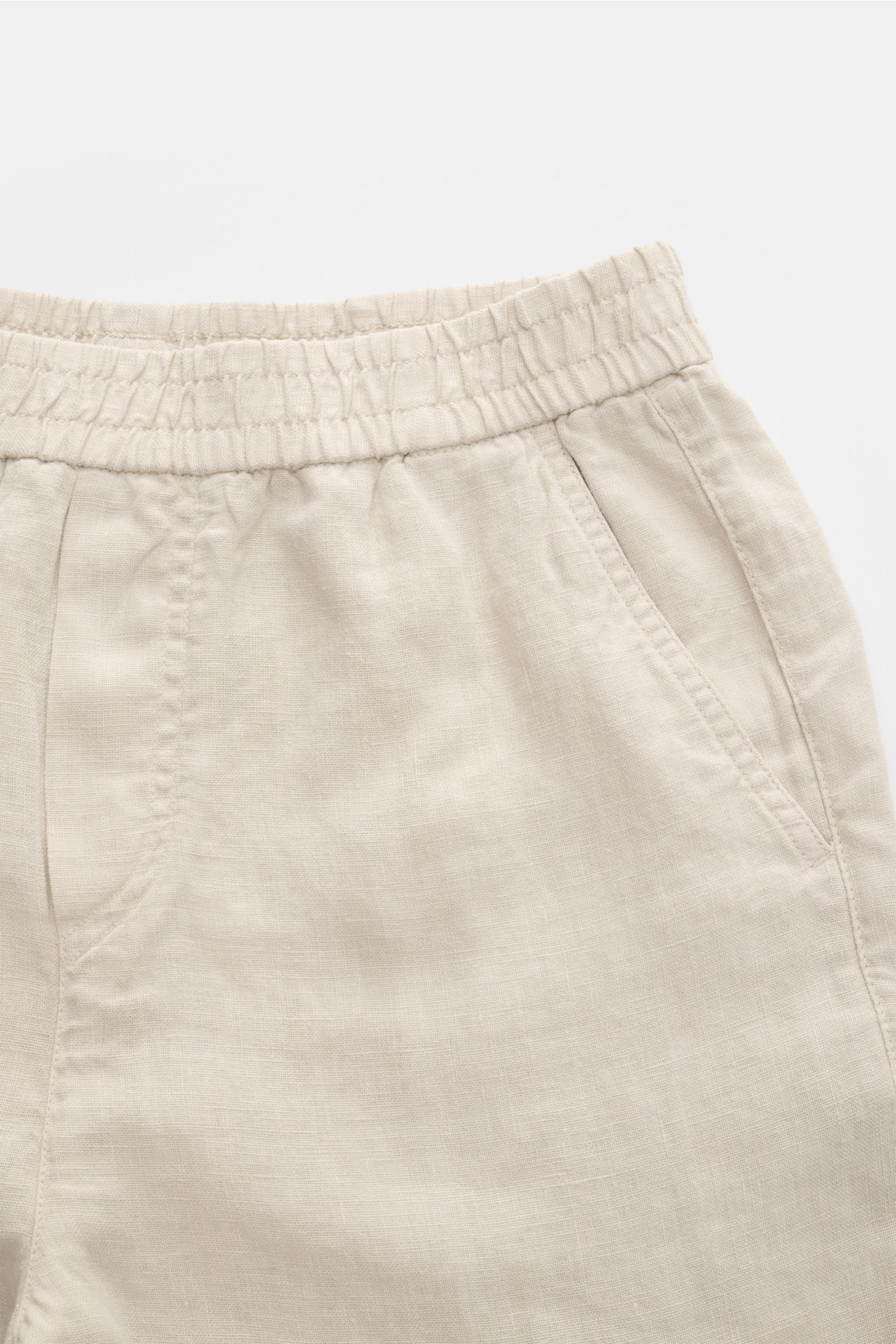 04651/ A trip in a bag Leinenshorts beige in Nahaufnahme von oben, elastischer Bund, französische Taschen, weiches, luftiges Leinengewebe.
