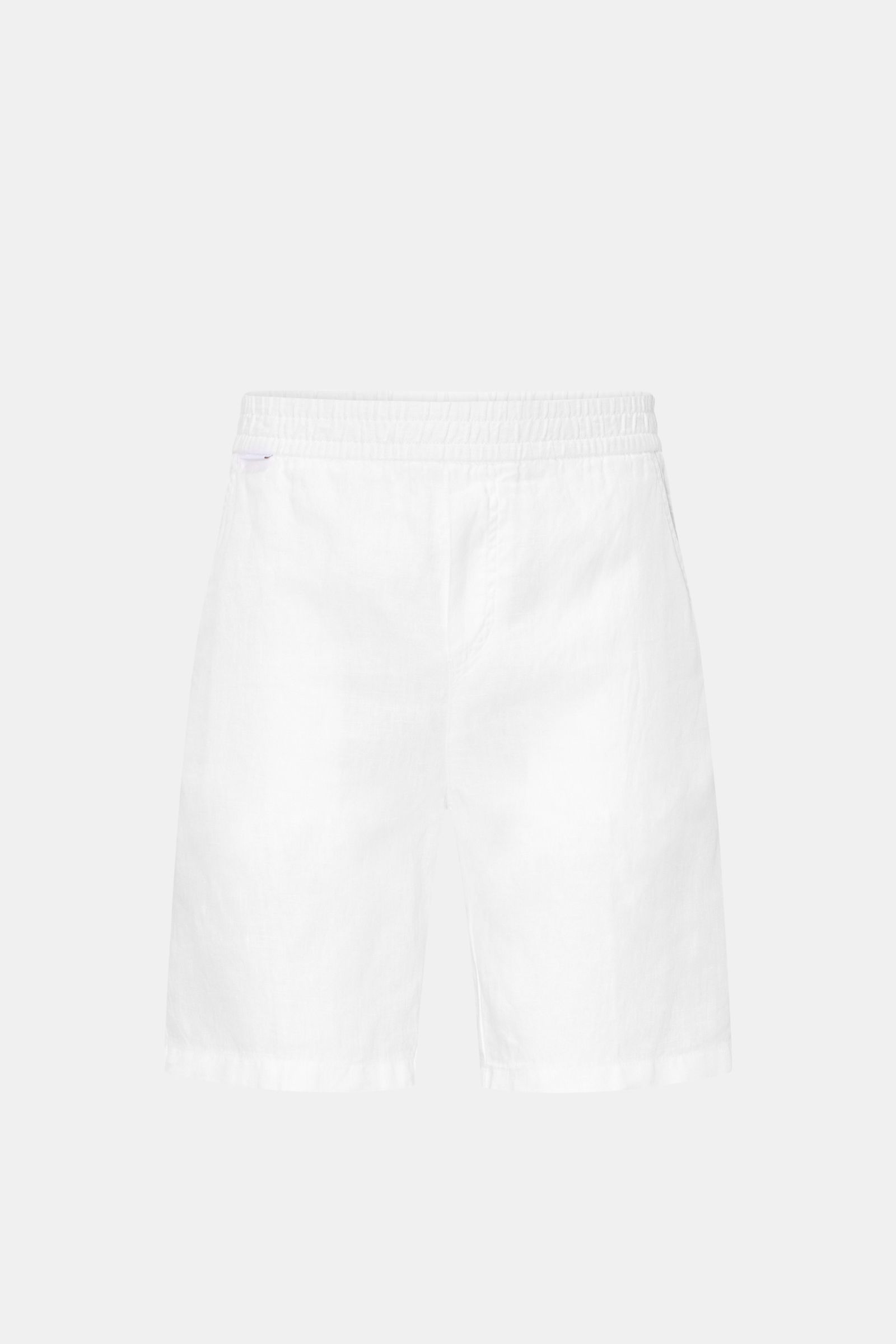 Frontale Nahaufnahme der 04651/ A trip in a bag Leinenshorts weiß aus luftigem Leinen, Regular Fit, elastischem Bund, französischen Taschen.