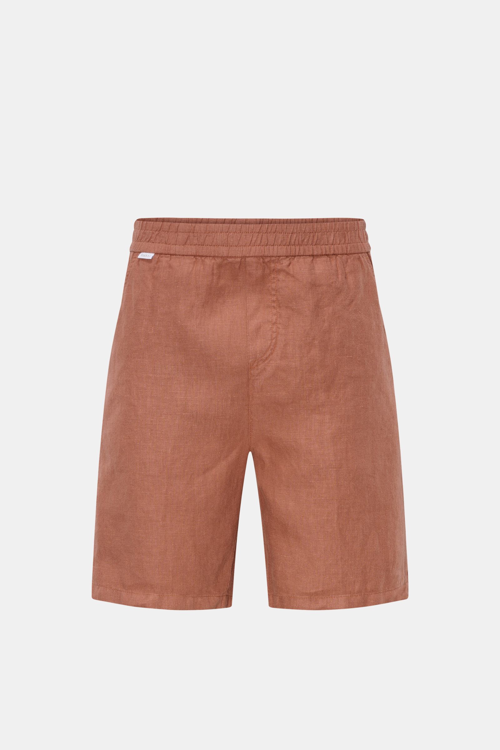 04651/ A trip in a bag Leinenshorts rostbraun, frontale Nahaufnahme, elastischer Bund, französische Taschen, weiches Leinen, garment dyed, Regular Fit, Weblabel am Bund.