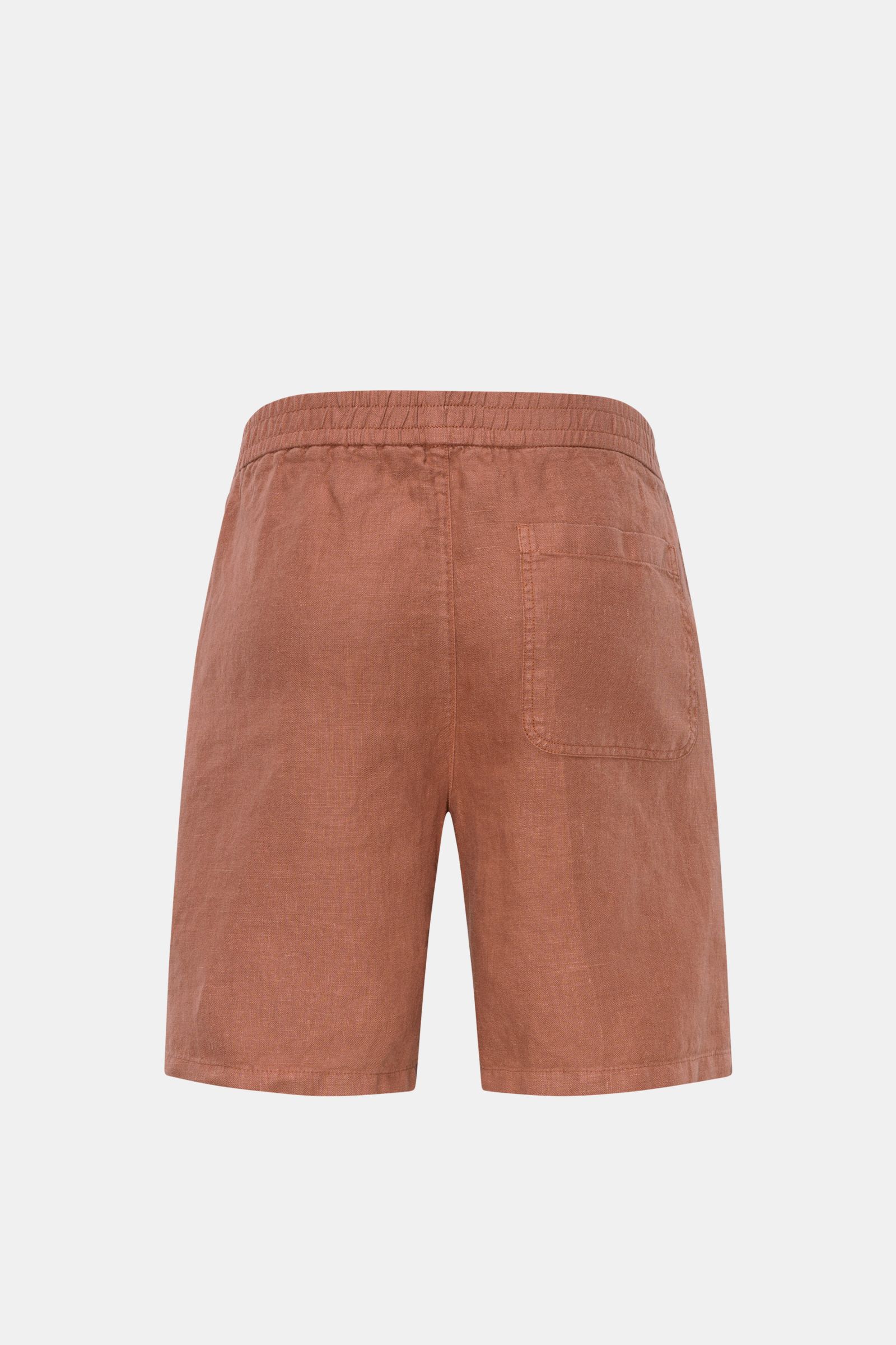 Rückansicht der 04651/ A trip in a bag Leinenshorts rostbraun aus luftigem Leinen mit elastischem Bund, Gesäßtasche und weichem Griff.