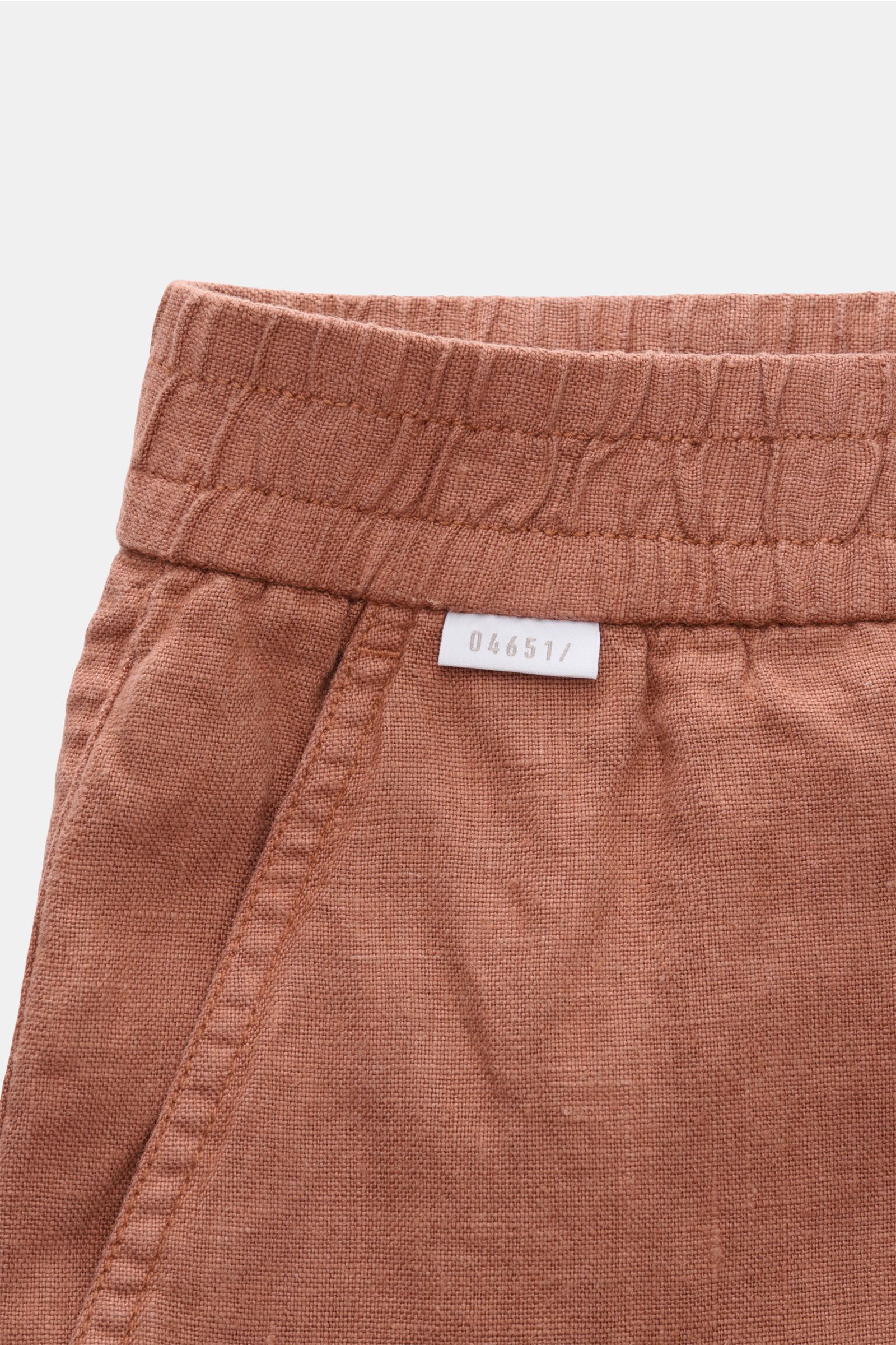 04651/ A trip in a bag Leinenshorts rostbraun, Nahaufnahme von elastischem Bund, französischer Tasche, weiches, luftiges Leinengewebe, kleines Weblabel.