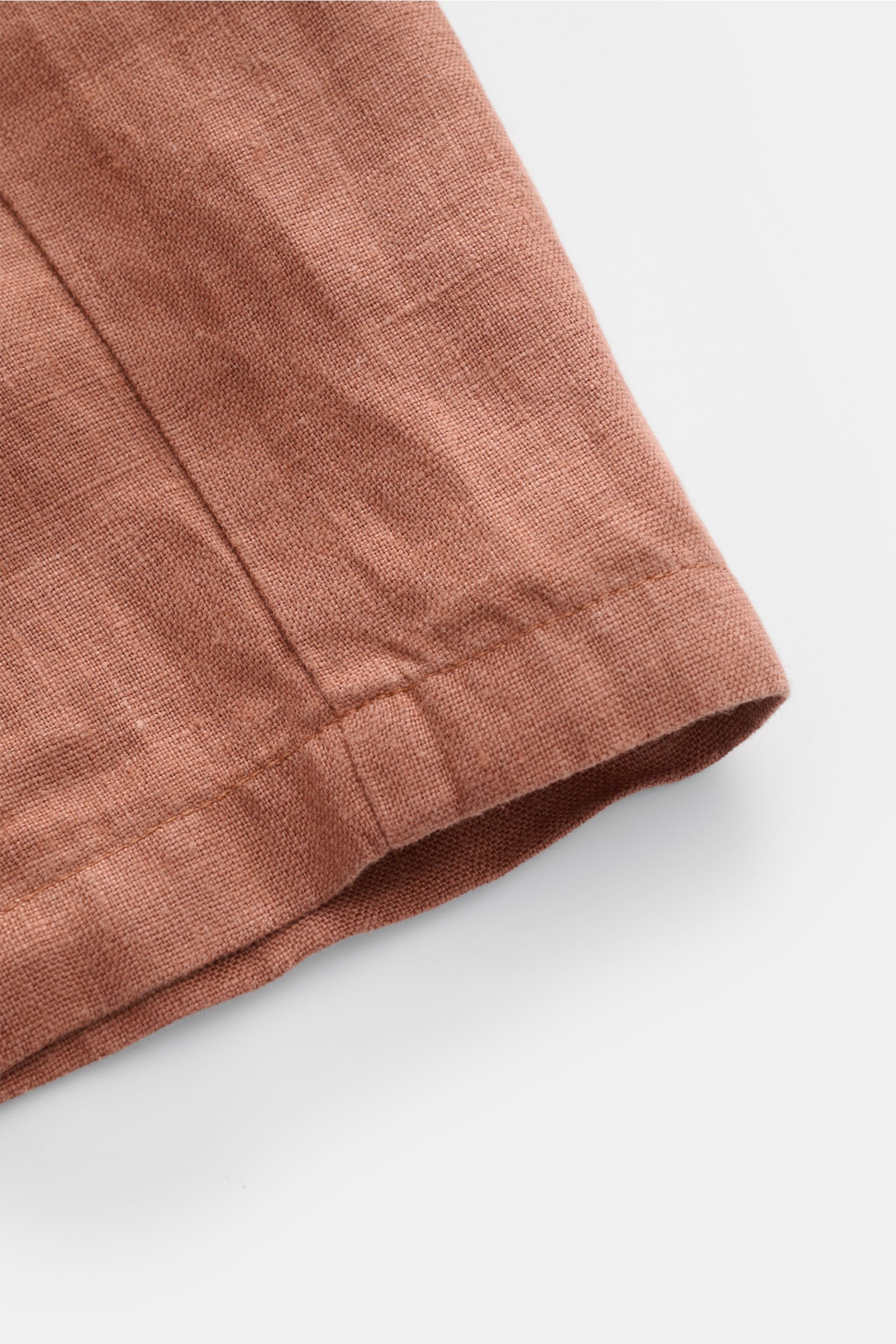 04651/ A trip in a bag Leinenshorts rostbraun, Detailaufnahme des luftigen Leinens im Regular Fit mit elastischem Bund und weichem Griff, Seitenansicht.