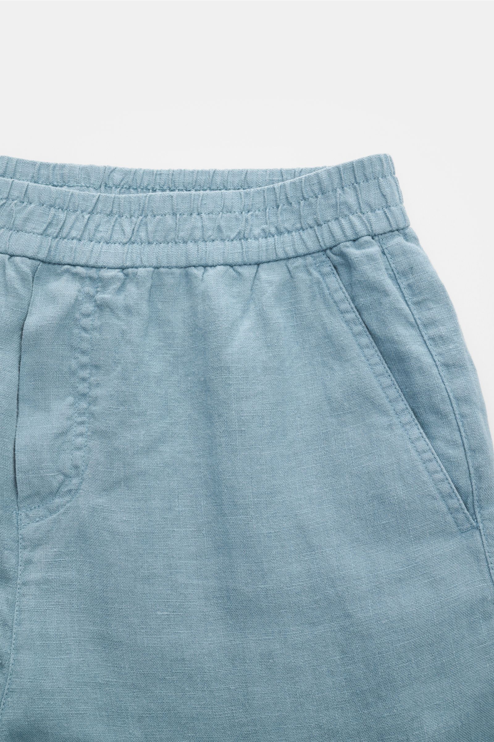 04651/ A trip in a bag Leinenshorts rauchblau aus leichtem Leinen mit elastischem Bund, französischen Taschen, weichem Griff, garment dyed, Regular Fit, Detailaufnahme von oben.