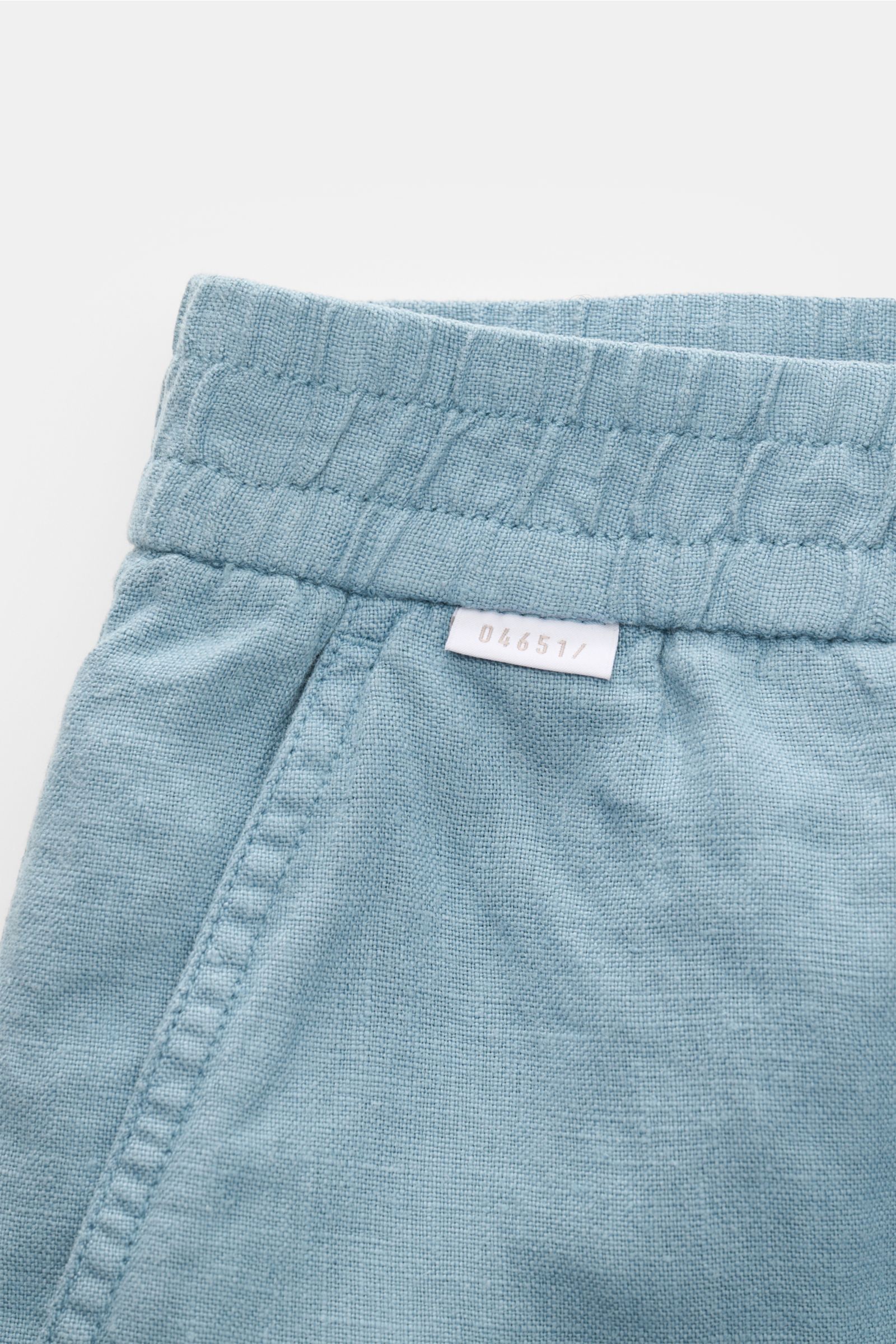 04651/ A trip in a bag Leinenshorts rauchblau, Nahaufnahme seitlich elastischer Bund, französische Taschen, weiches, luftiges Leinengewebe.