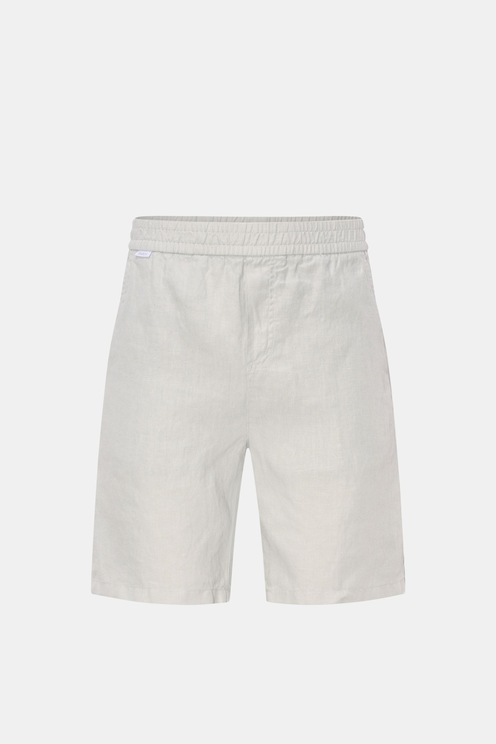 Frontansicht der 04651/ A trip in a bag Leinenshorts hellgrau aus luftigem Leinen, Regular Fit, elastischem Bund, französischen Taschen, Weblabel und aufgesetzter Gesäßtasche.