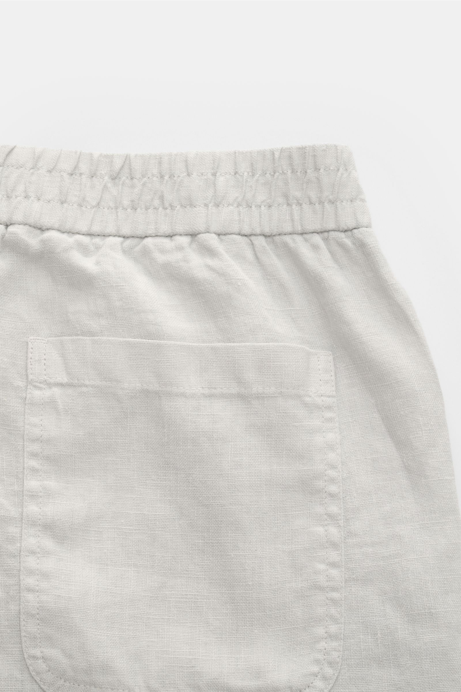 04651/ A trip in a bag Leinenshorts hellgrau von hinten fotografiert, elastischer Bund, aufgesetzte Gesäßtasche, weiches, luftiges Leinen.