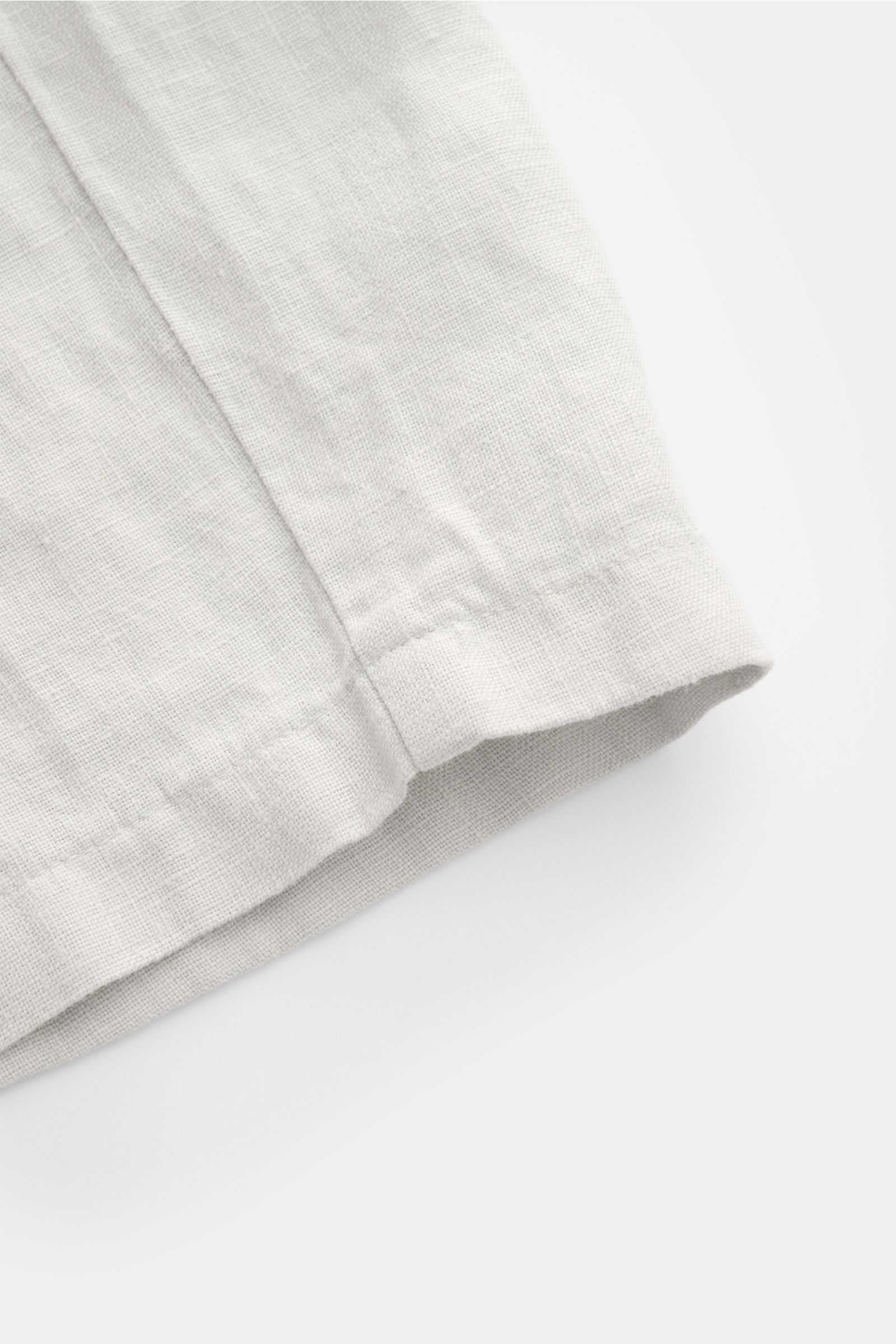 04651/ A trip in a bag Leinenshorts hellgrau, Detailaufnahme des luftigen Leinens in Regular Fit mit weichem Griff, elastischem Bund und französischer Tasche.