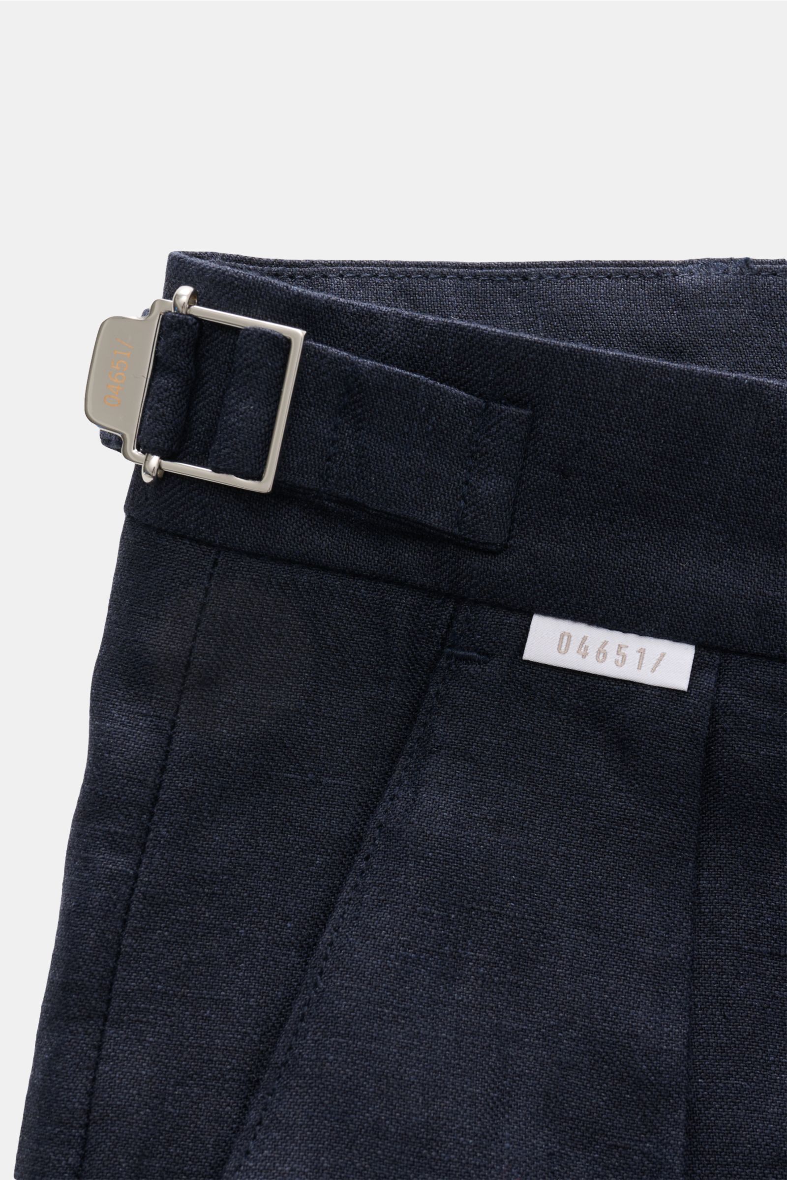Alt tag (125 characters max): Close-up of navy linen shorts with side adjuster buckle and woven label, showing fabric texture from a top angle.

Description: Perfect for warm days: These linen shorts by 04651/ A TRIP IN A BAG are the ideal summer essen