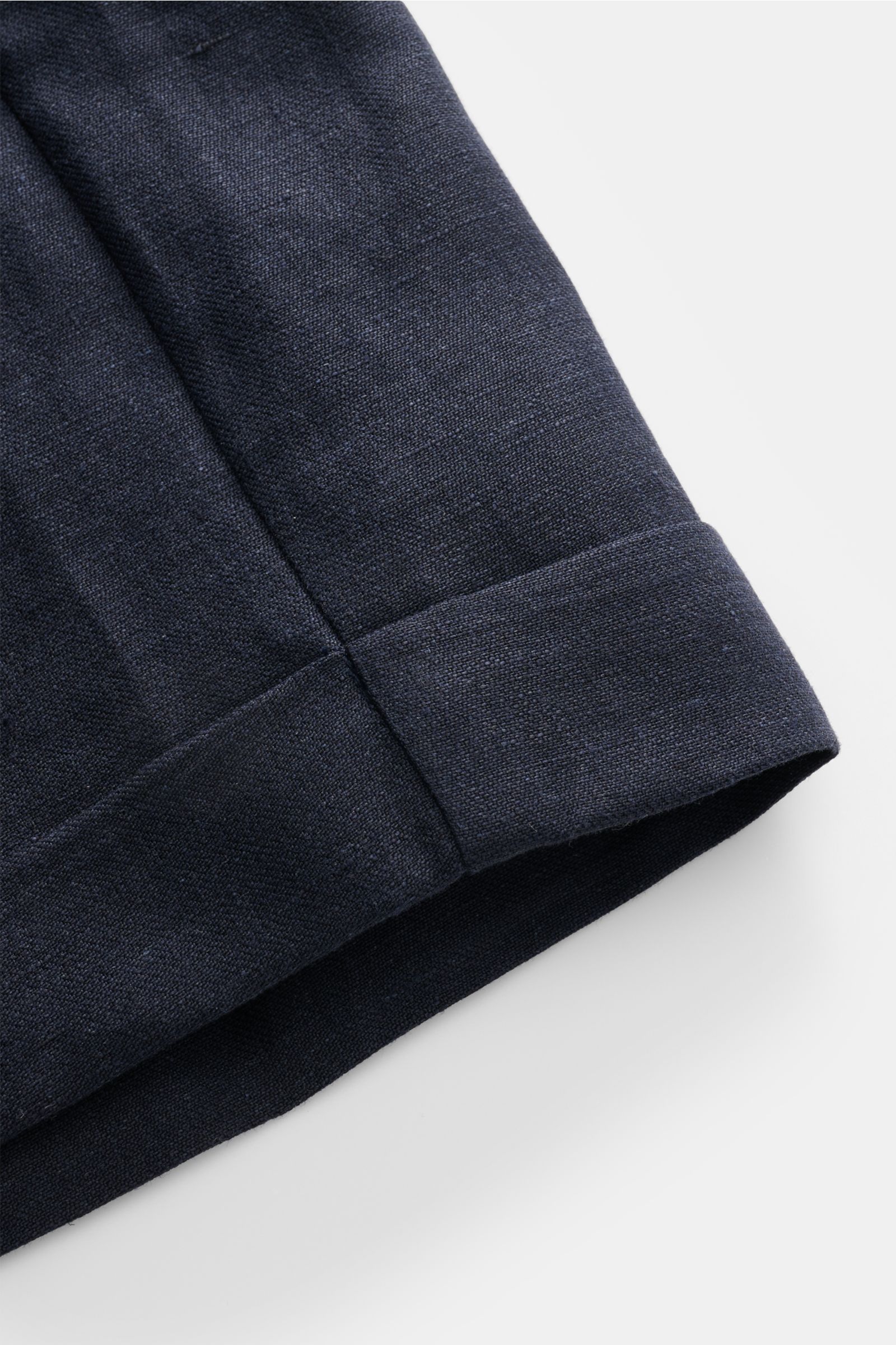 Close-up side view of 04651/ A trip in a bag Linen shorts navy showing pure linen fabric and fixed hem turn-up.

Perfect for warm days: These linen shorts by 04651/ A TRIP IN A BAG are the ideal summer essential – for travel or for your next vacation.