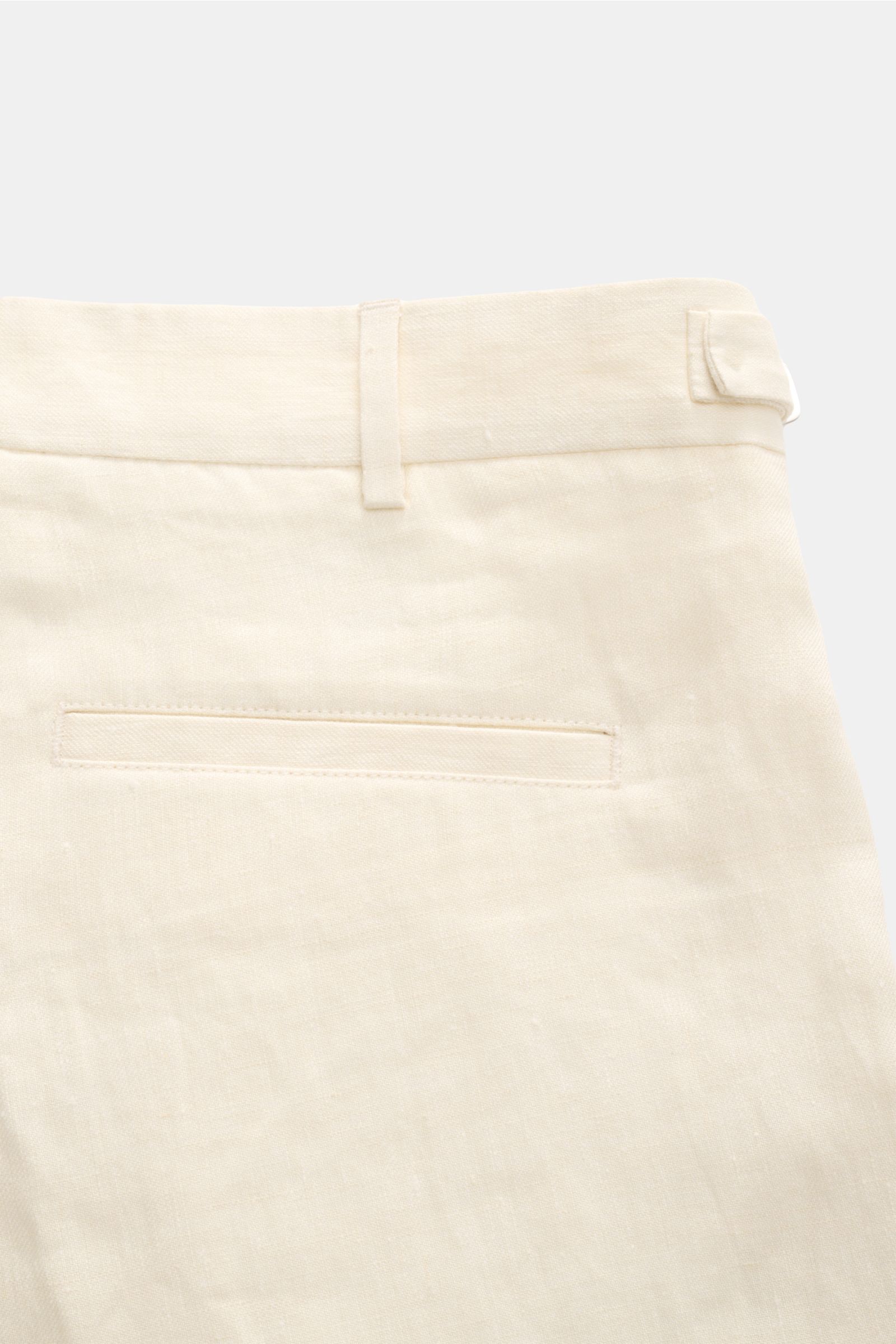 Close-up rear view of 04651/ A trip in a bag Linen shorts cream showing hip pockets, belt loops, and fine linen texture.

Description:  
Perfect for warm days: These linen shorts by 04651/ A TRIP IN A BAG are the ideal summer essential – for travel or 