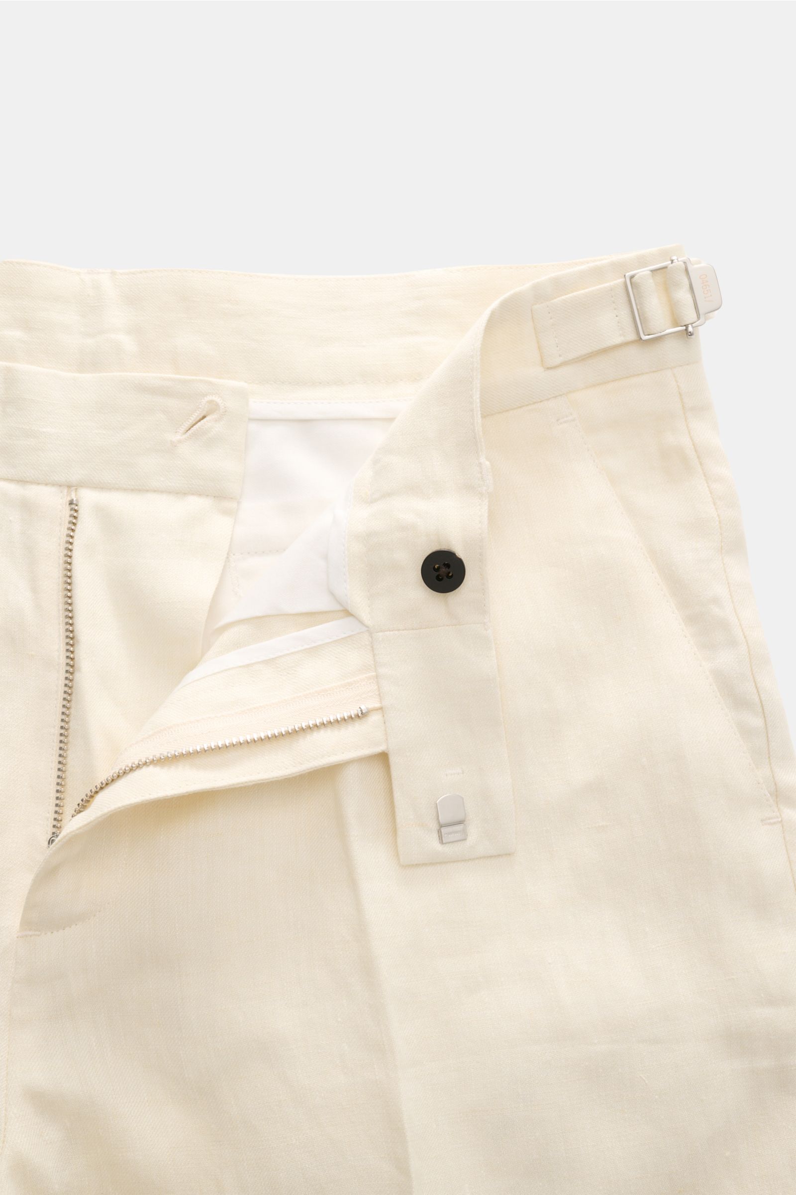 Close-up front view of 04651/ A trip in a bag Linen shorts cream with open zipper, button, and side adjuster in cream linen fabric.

Perfect for warm days: These linen shorts by 04651/ A TRIP IN A BAG are the ideal summer essential – for travel or for 