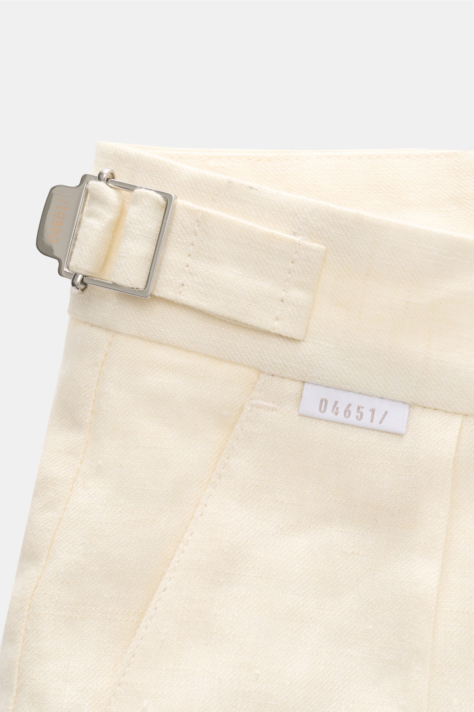 Close-up side view of 04651/ A trip in a bag Linen shorts cream showing side adjuster buckle, signature linen texture, and small woven label.

Perfect for warm days: These linen shorts by 04651/ A TRIP IN A BAG are the ideal summer essential – for trav