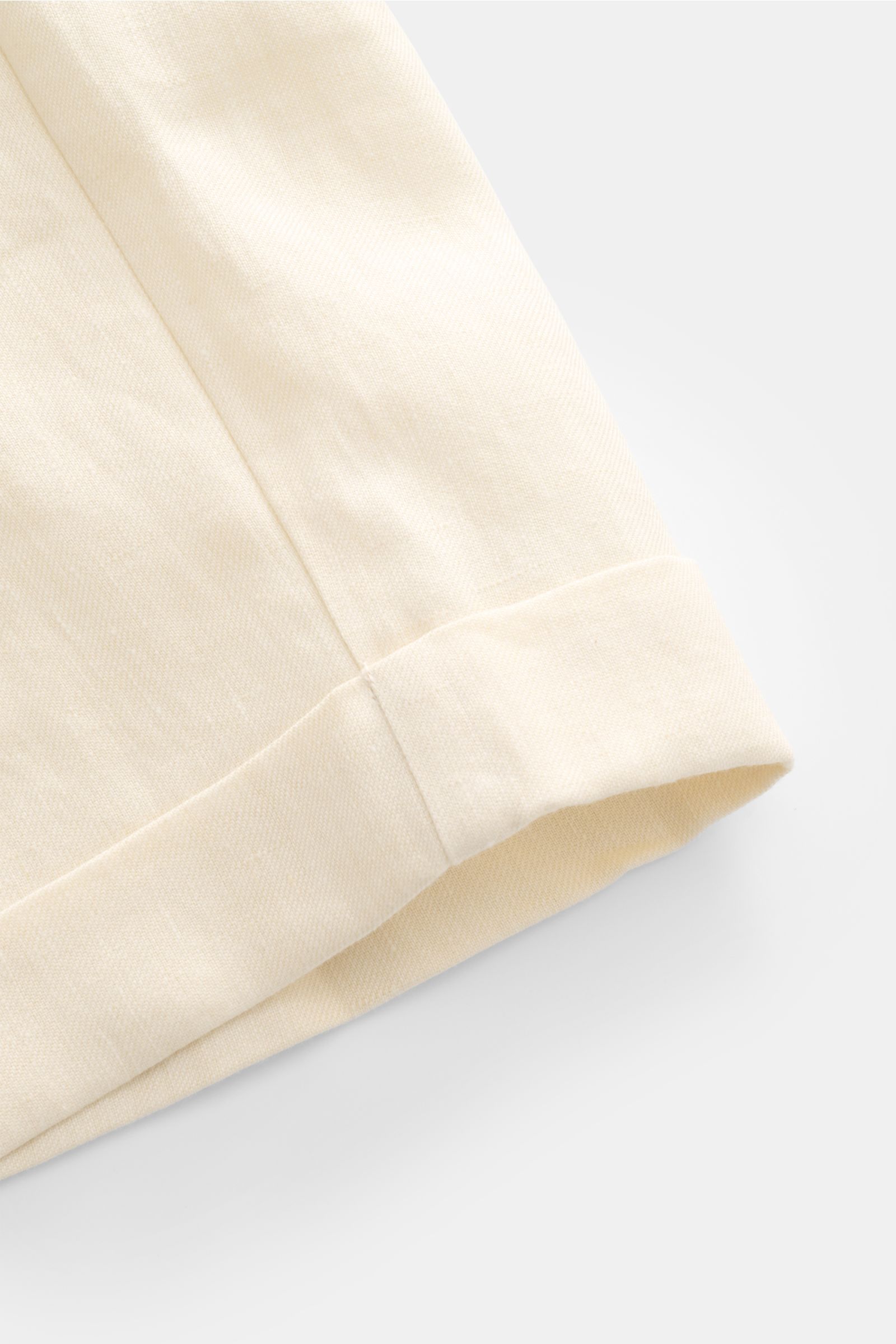 Close-up side view of the cuff and fabric texture of 04651/ A trip in a bag Linen shorts cream, showing the fixed hem turn-up and pure linen material.

Perfect for warm days: These linen shorts by 04651/ A TRIP IN A BAG are the ideal summer essential –
