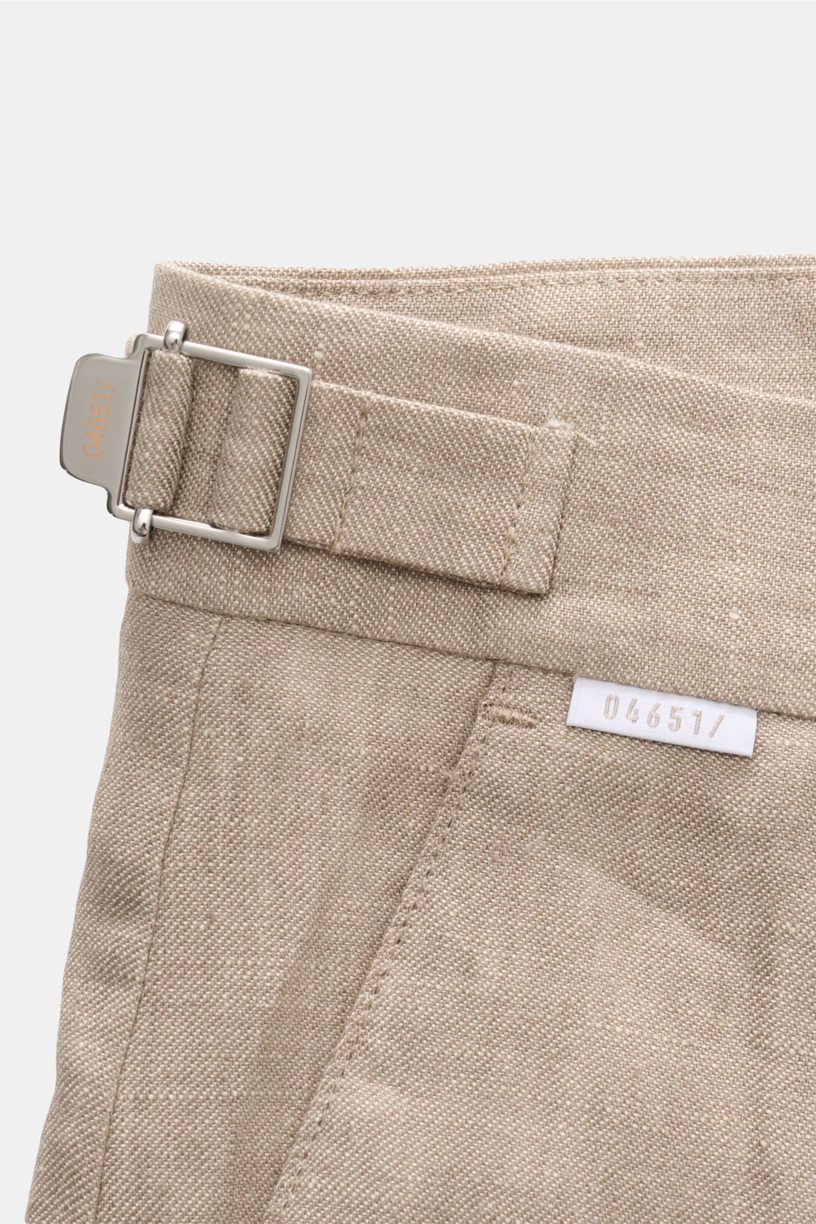 Close-up top-side view of 04651/ A trip in a bag Linen shorts beige, showing linen texture and silver side adjuster buckle.

Perfect for warm days: These linen shorts by 04651/ A TRIP IN A BAG are the ideal summer essential – for travel or for your nex