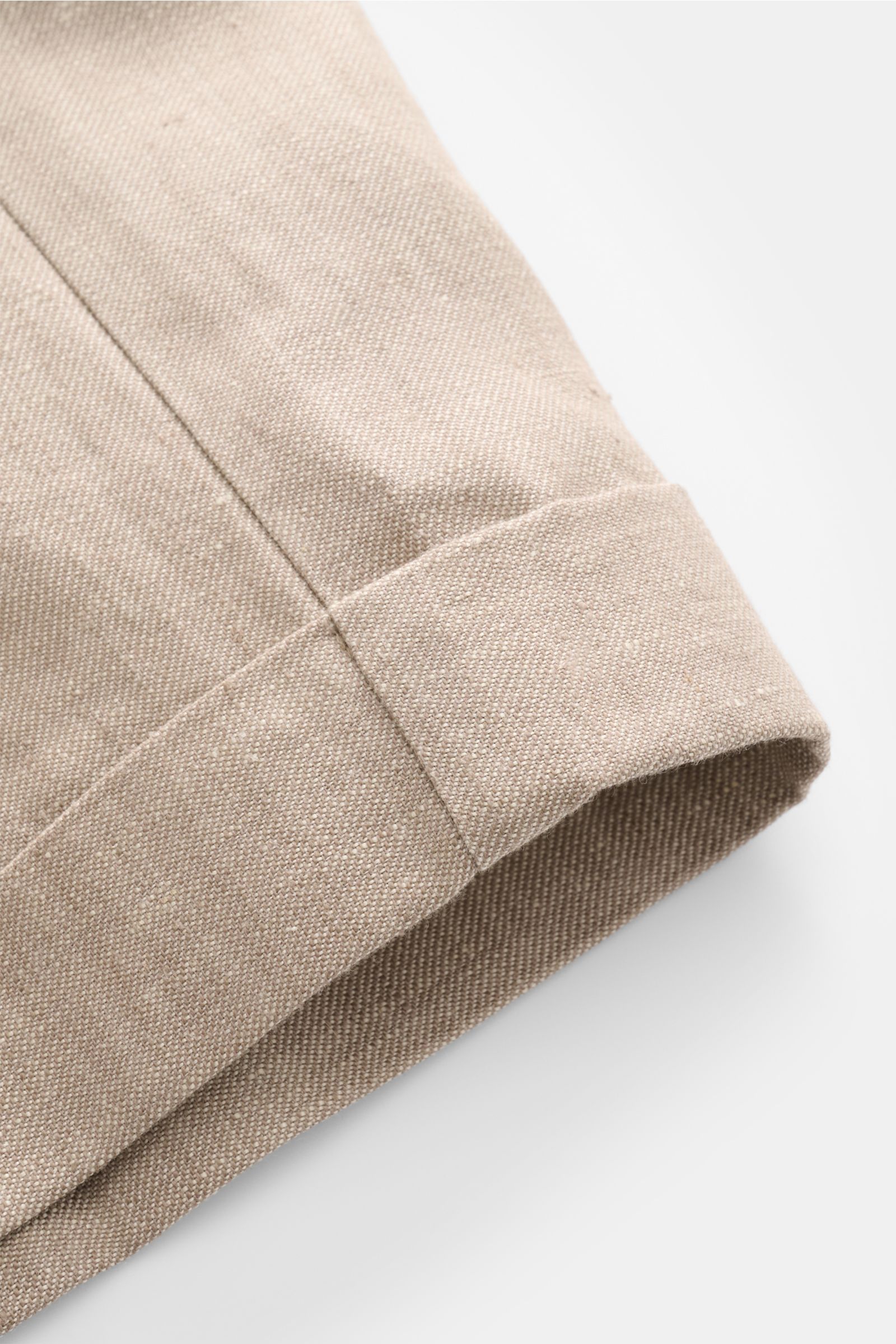 Close-up view of the cuff and texture of 04651/ A trip in a bag Linen shorts beige, showing the pure linen fabric and fixed hem turn-up.

Perfect for warm days: These linen shorts by 04651/ A TRIP IN A BAG are the ideal summer essential – for travel or