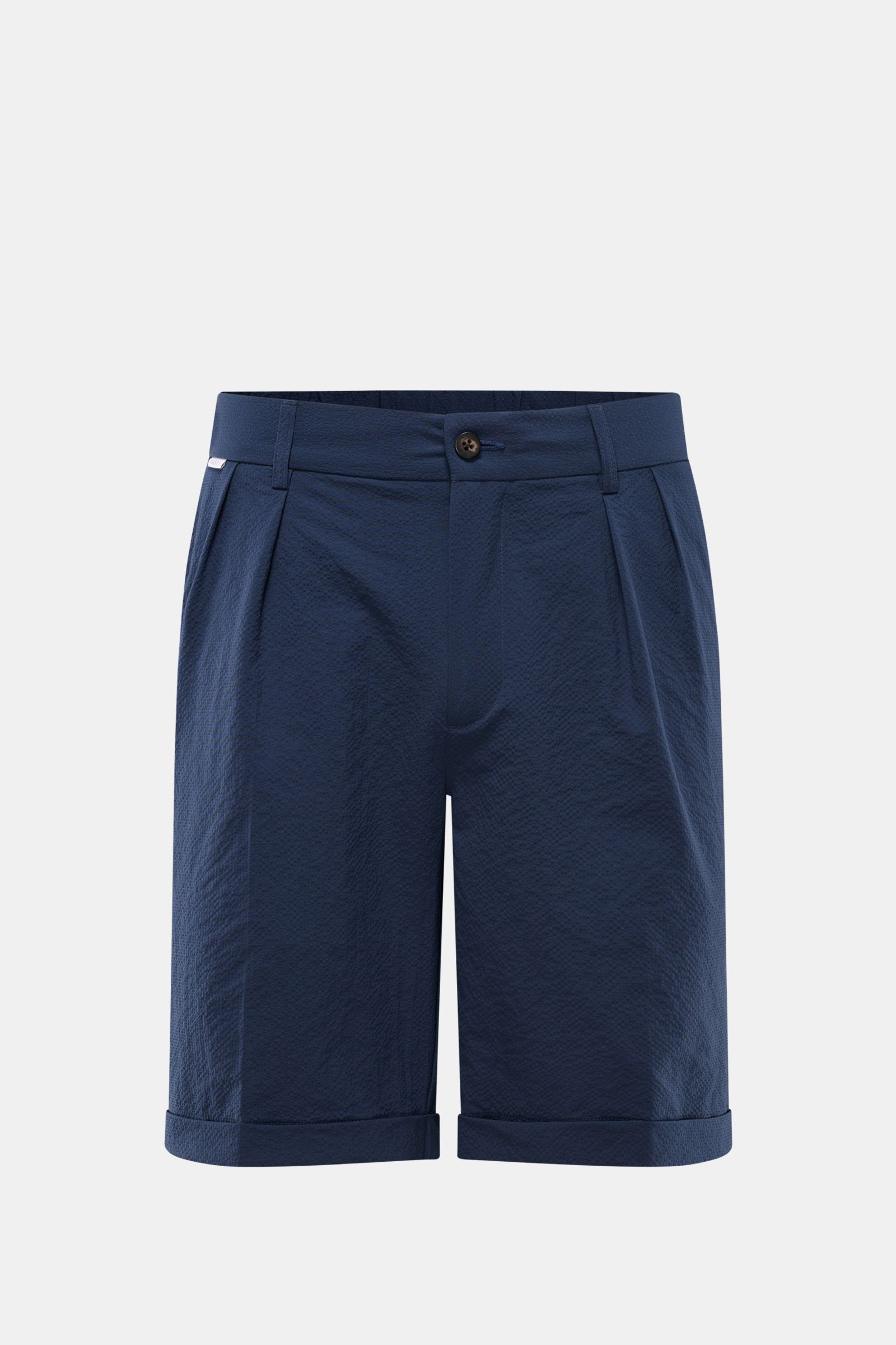 Frontansicht der navy 04651/ A trip in a bag Seersucker-Shorts aus strukturtypischem Microfaser-Seersucker mit Regular Fit, Bundfalte, Taschen und fixiertem Saumaufschlag.