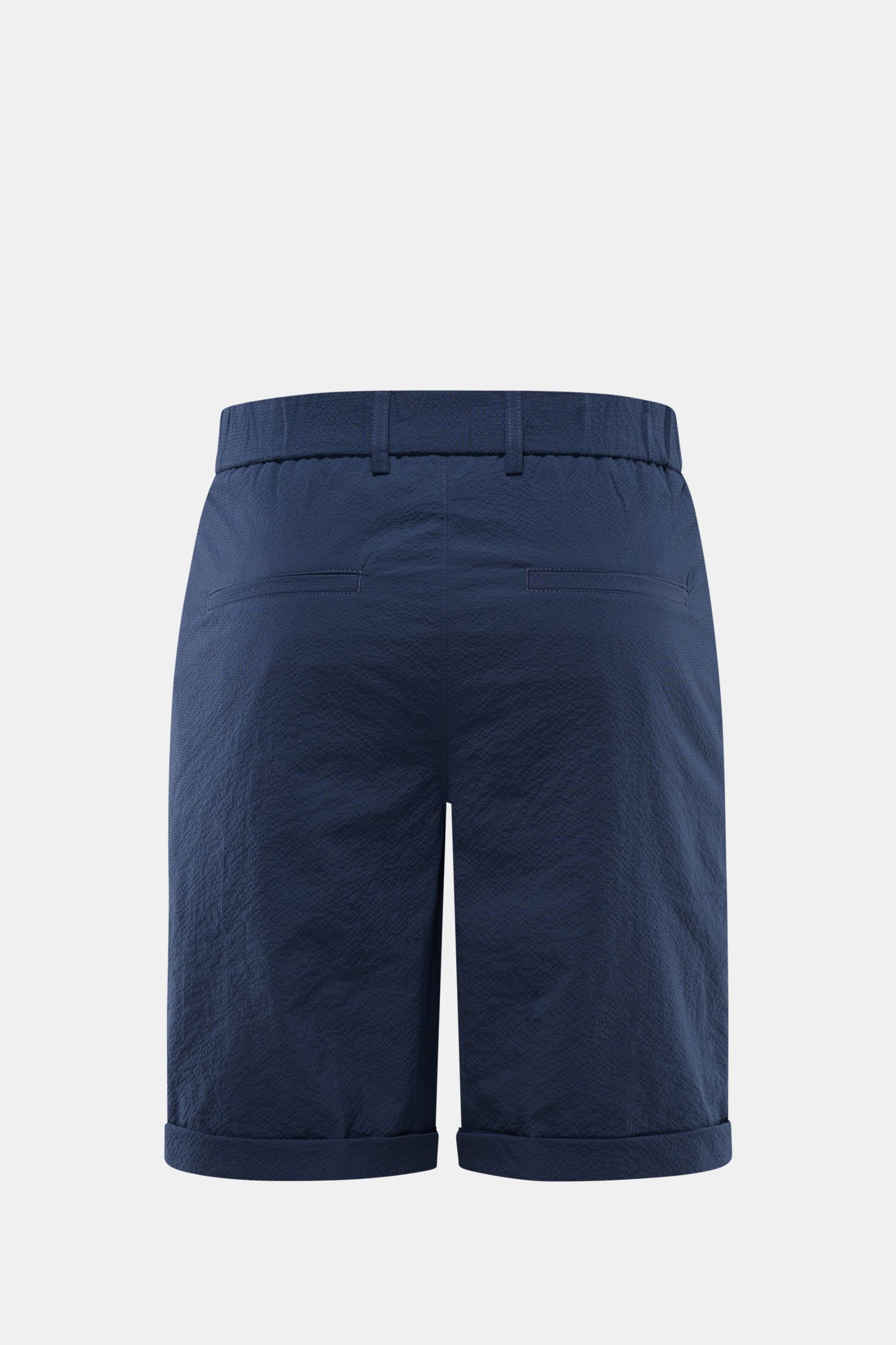 Rückansicht der navyfarbenen 04651/ A trip in a bag Seersucker-Shorts aus Microfaser mit Regular Fit, französischen Taschen, Bundfalte und Saumaufschlag.