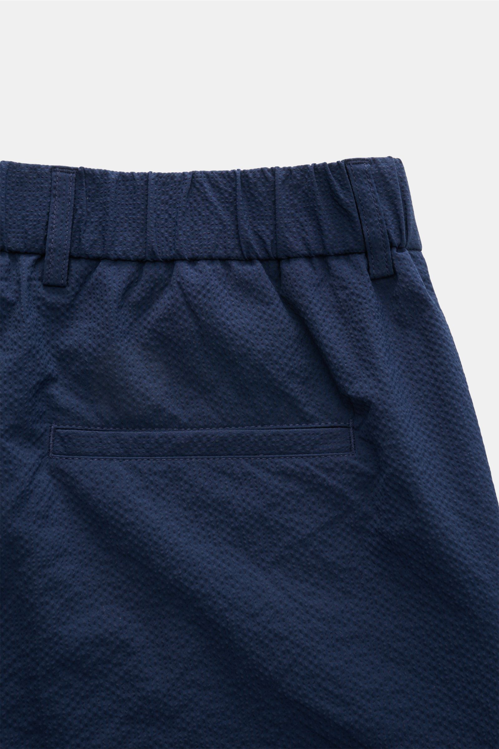 Nahaufnahme der Rückseite der 04651/ A trip in a bag Seersucker-Shorts navy aus strukturtypischem Microfaser-Seersucker, Regular Fit, teilielastischer Bund, Leistentasche und fixiertem Saumaufschlag.