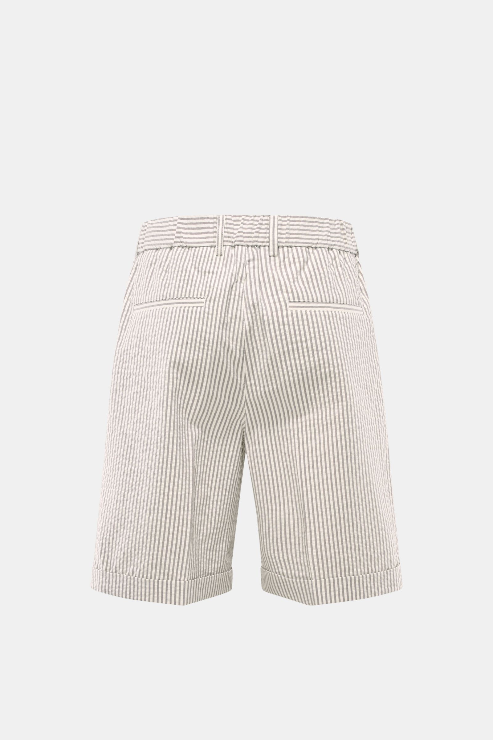 Rückansicht der 04651/ A trip in a bag Seersucker-Shorts taupe/offwhite gestreift aus Baumwolle im Regular Fit mit Bundfalte, Taschen, Saumaufschlag.