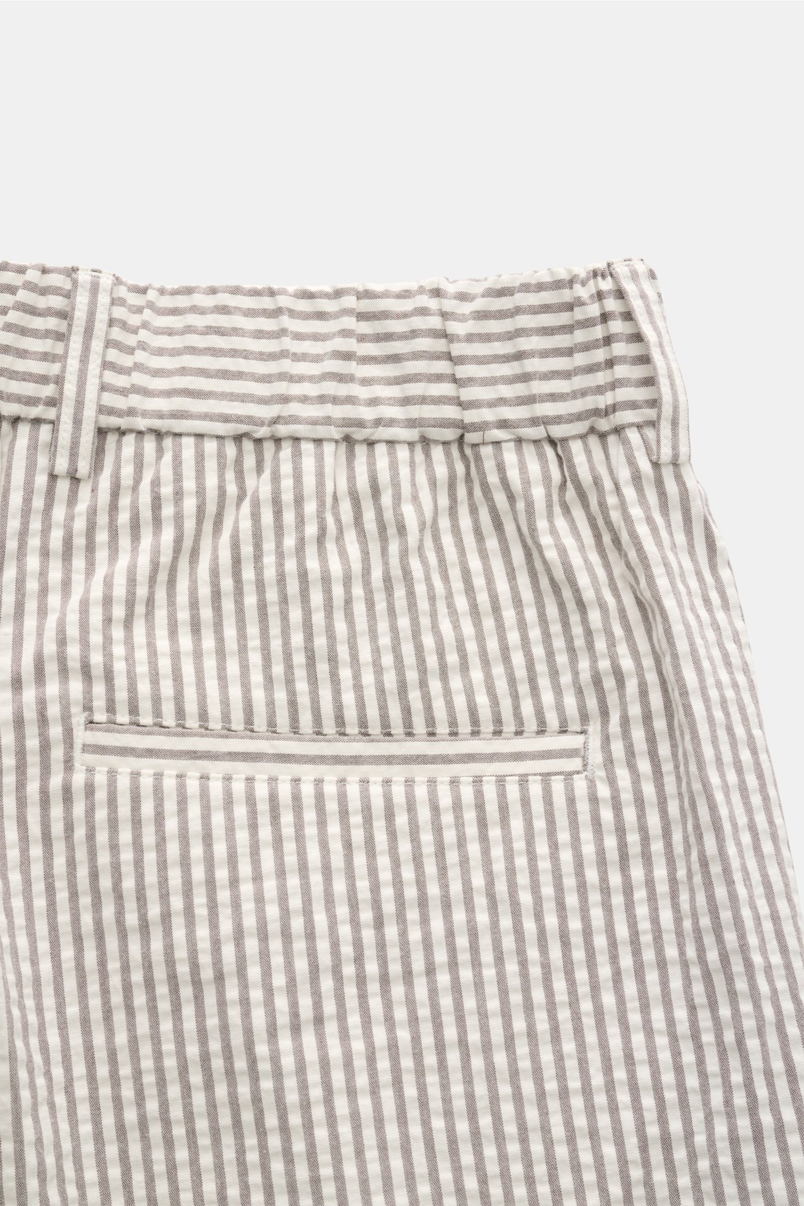 04651/ A trip in a bag Seersucker-Shorts taupe/offwhite gestreift, Rückansicht, Baumwolle, elastisch, Regular Fit, Bundfalte, Taschen, fixierter Saum.