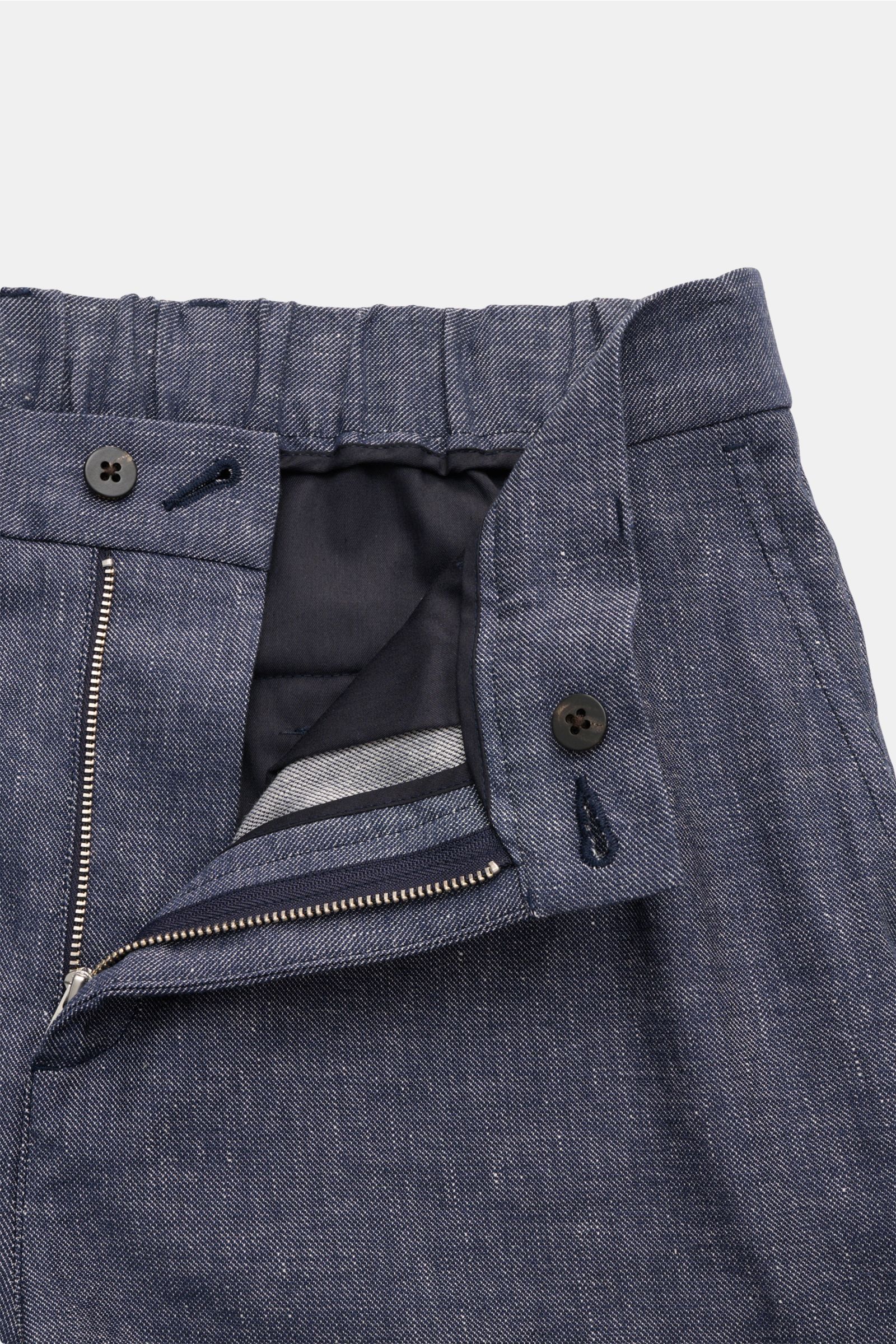 04651/ A trip in a bag Shorts navy aus Leinen-Baumwolle, Regular Fit, teilelastischer Bund, französische Taschen, fixierter Saum, Detailansicht von vorne