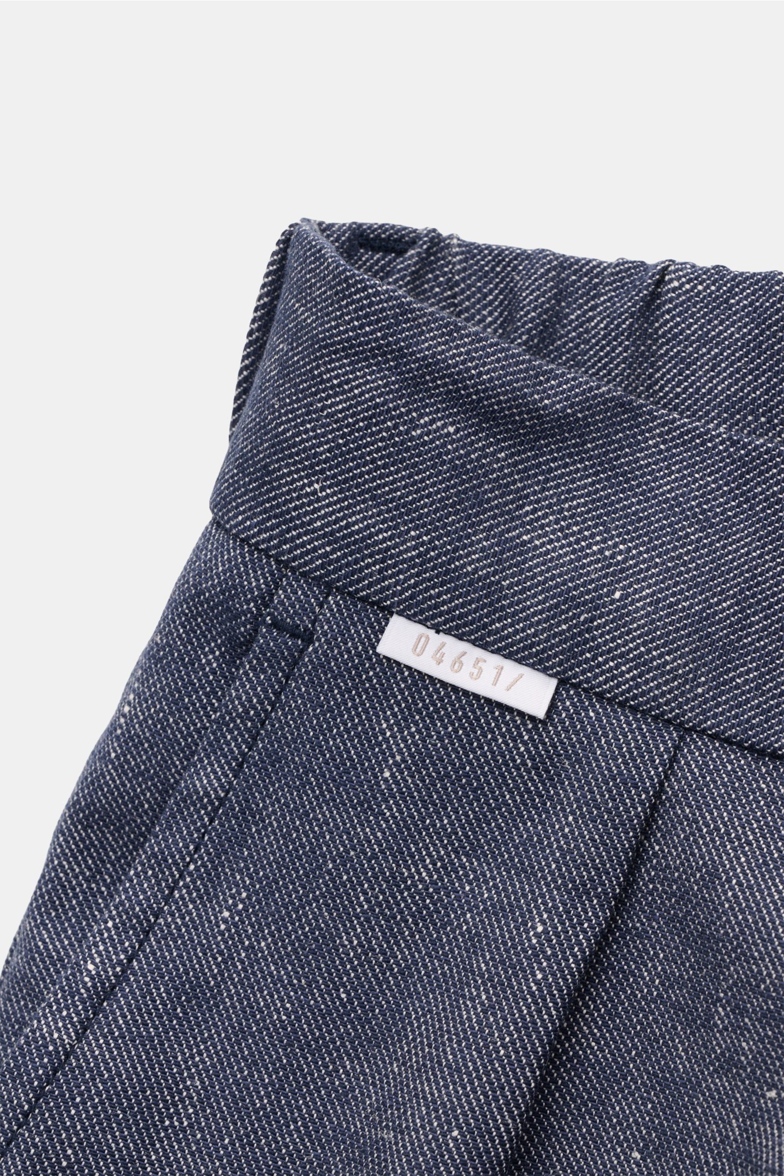 04651/ A trip in a bag Shorts navy aus Leinen-Baumwoll-Denim, Detailaufnahme von oben mit teielastischem Bund und kleinem Weblabel.