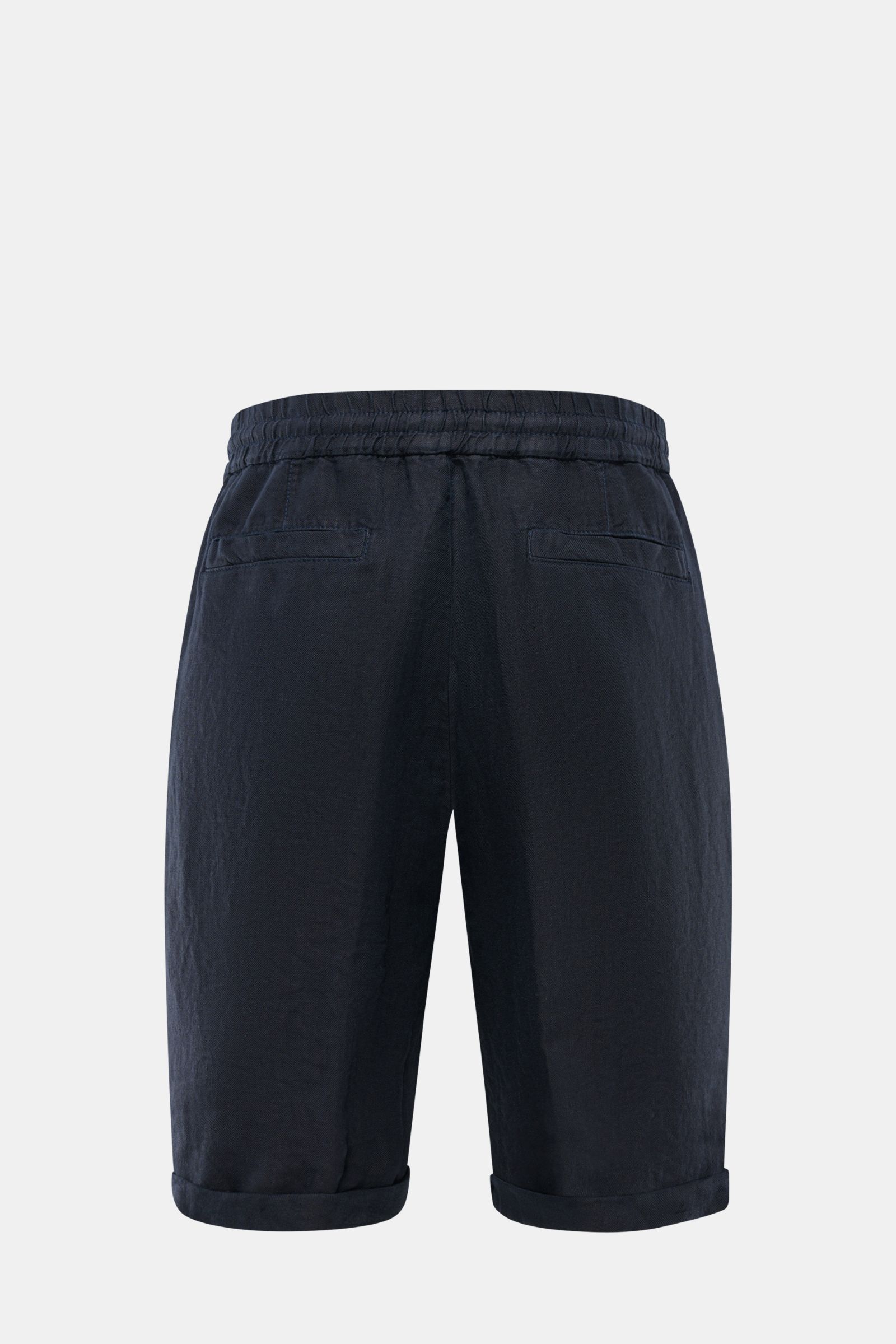 Brunello Cucinelli Bermudas navy shown from the back, featuring elastic waistband with drawstring, flap back pockets, and rolled hems. Souveräne Sommer-Eleganz: Die Bermudas von BRUNELLO CUCINELLI verbinden hohen Tragekomfort mit einer entspannten, sti