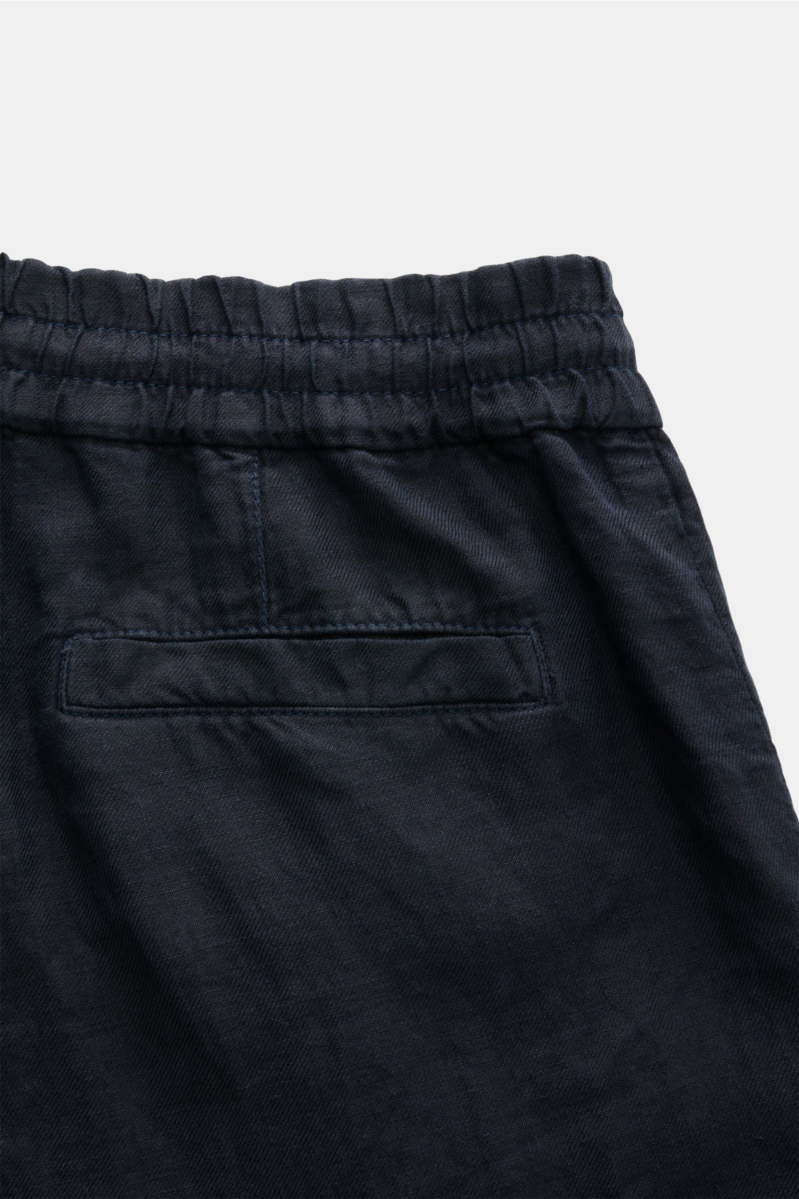 Close-up rear view of Brunello Cucinelli Bermudas navy, showing elastic waistband, back pocket with flap, made from pure linen.

Description: Souveräne Sommer-Eleganz: Die Bermudas von BRUNELLO CUCINELLI verbinden hohen Tragekomfort mit einer entspannt
