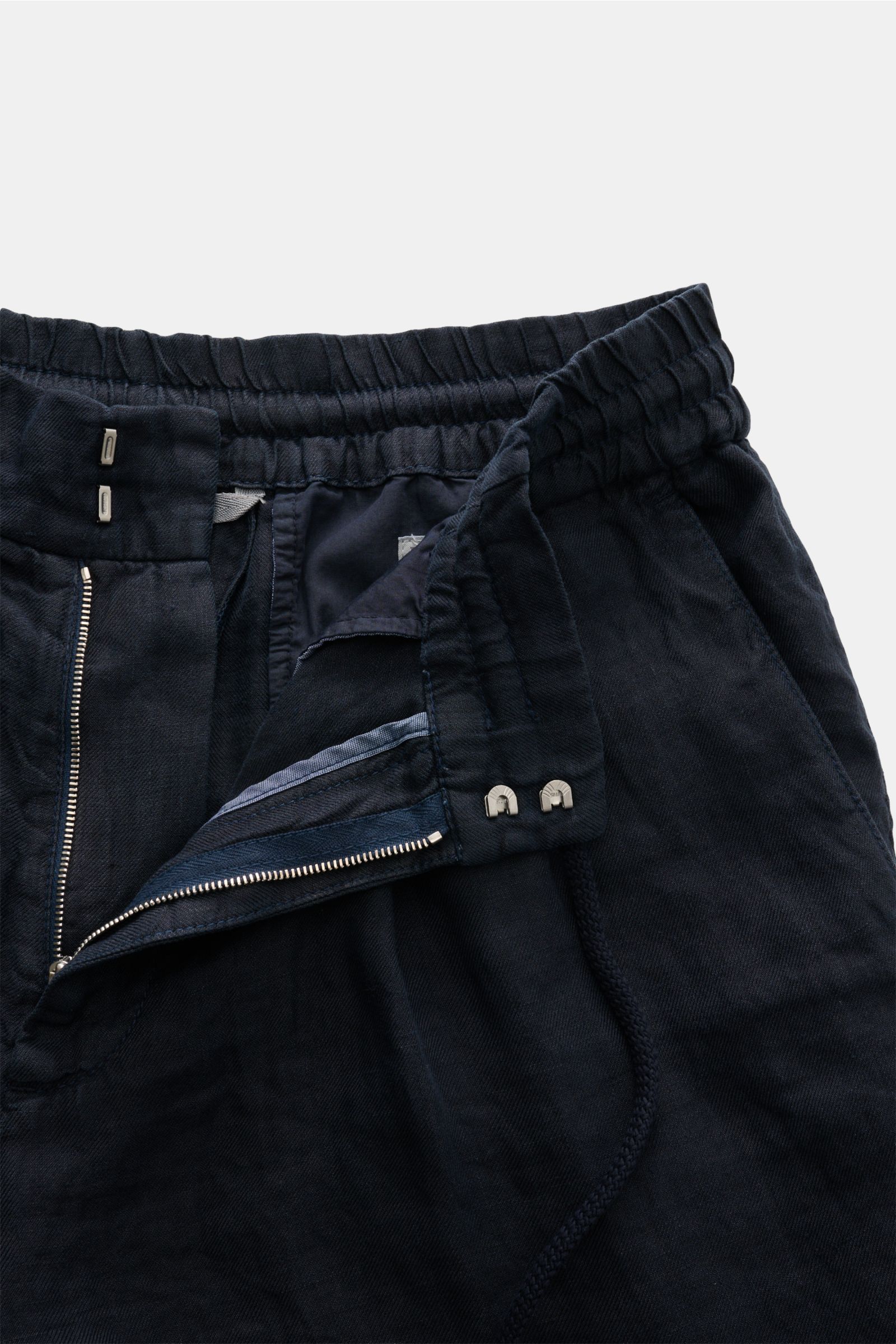 Close-up front view of Brunello Cucinelli Bermudas navy showing elastic waistband, zipper, and hook closure with soft linen fabric.

Souveräne Sommer-Eleganz: Die Bermudas von BRUNELLO CUCINELLI verbinden hohen Tragekomfort mit einer entspannten, stilv