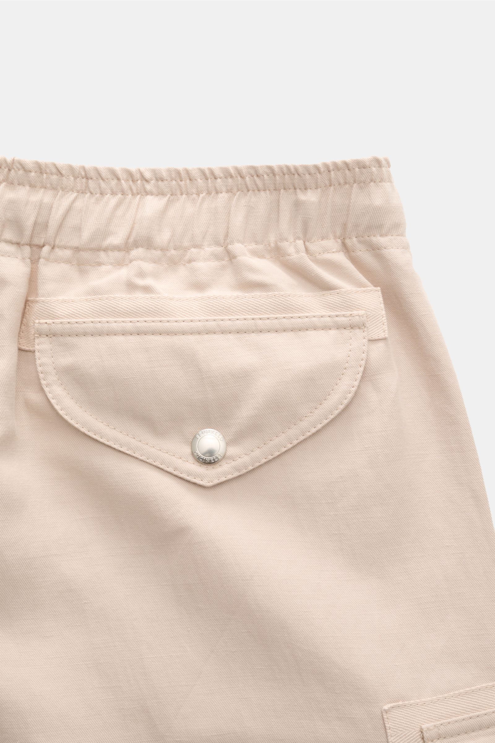 Brunello Cucinelli Cargo-Shorts beige shown from the rear close-up, featuring elastic waistband, flap pocket with button. Stilvoll durch den nächsten Sommerausflug: Diese Shorts von BRUNELLO CUCINELLI aus atmungsaktivem Leinen-Baumwoll-Mix sind perfekt