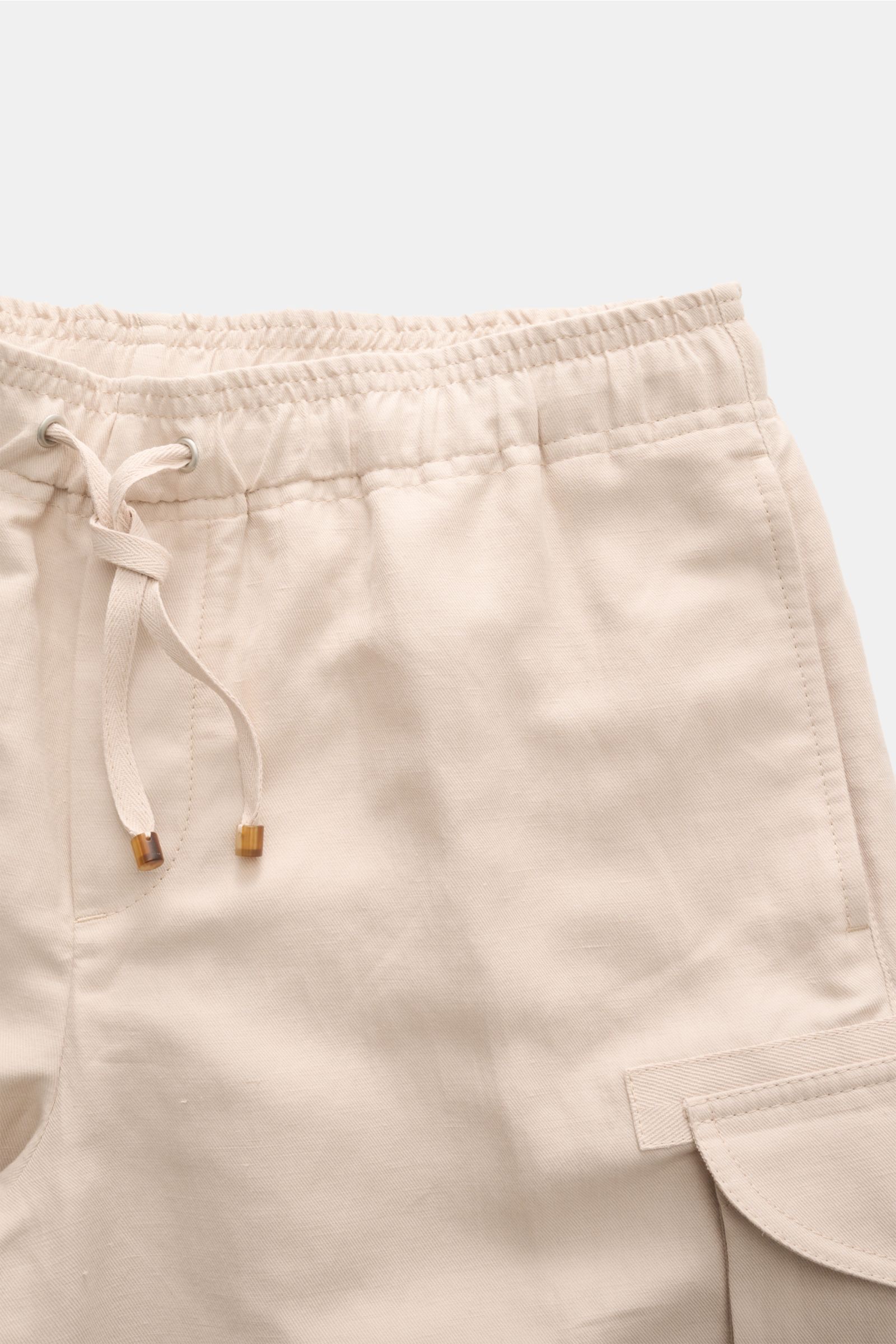 Close-up front view of Brunello Cucinelli Cargo-Shorts beige in twill linen-cotton blend with elastic waistband and drawstring.

Stilvoll durch den nächsten Sommerausflug: Diese Shorts von BRUNELLO CUCINELLI aus atmungsaktivem Leinen-Baumwoll-Mix sind 