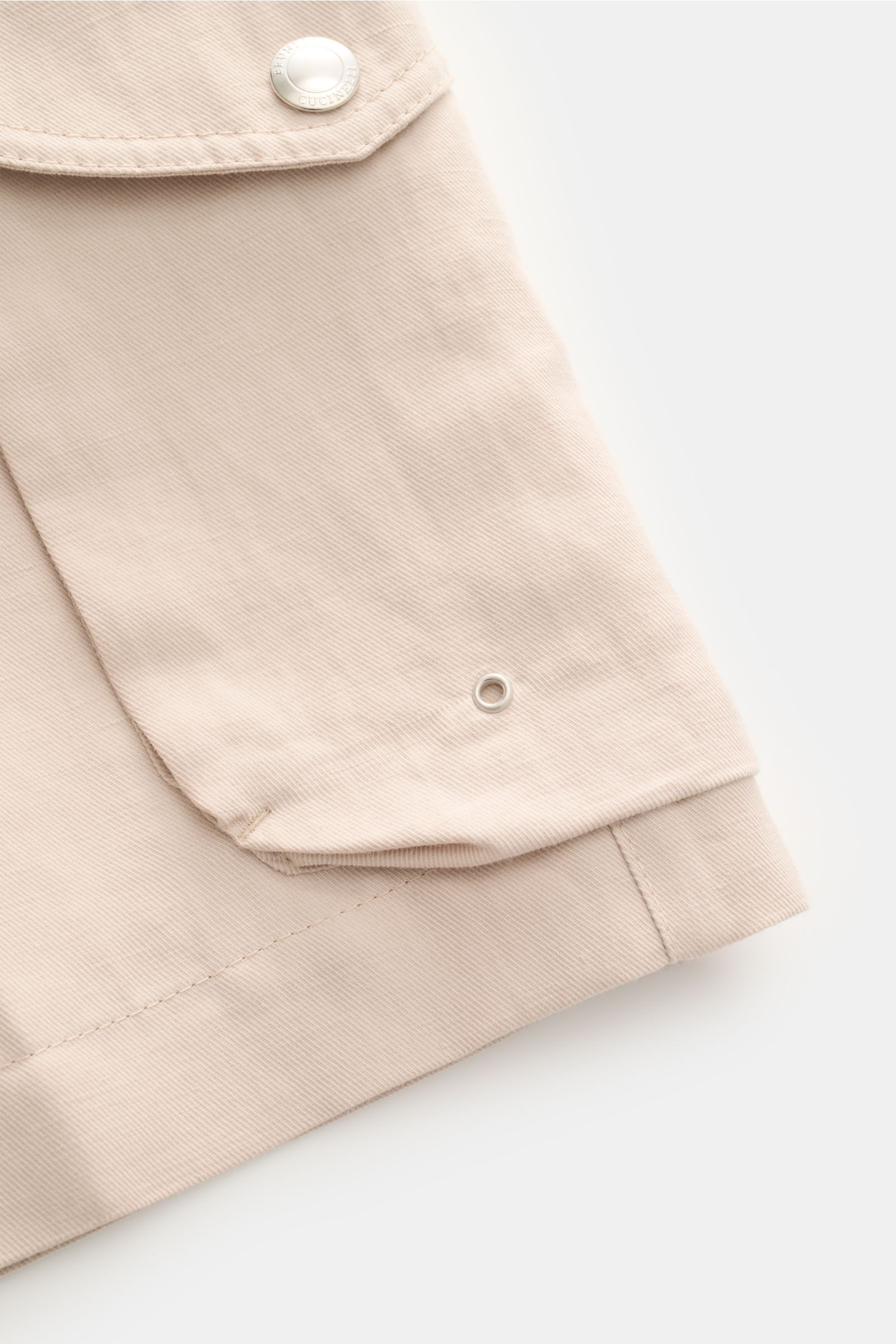 Close-up side view of beige Brunello Cucinelli Cargo-Shorts showing fabric texture, flap pocket with branded snap button.

Stilvoll durch den nächsten Sommerausflug: Diese Shorts von BRUNELLO CUCINELLI aus atmungsaktivem Leinen-Baumwoll-Mix sind perfek