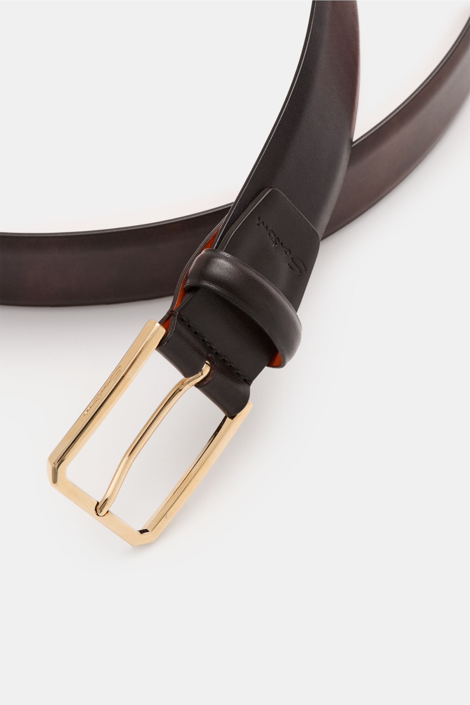 Santoni Gürtel dunkelbraun aus edlem Glattleder mit Dornschließe aus Messing, einer Durchzugsschlaufe, Breite 3,5 cm, orangefarbener Innenseite, Made in Italy, frontal fotografiert.