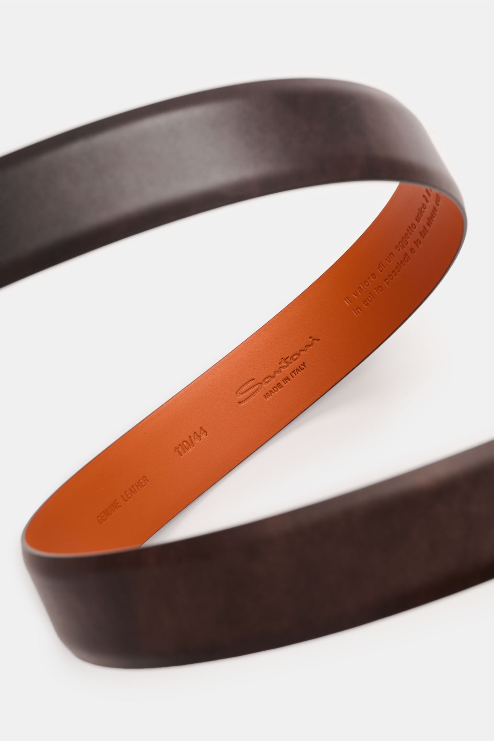 Santoni Gürtel dunkelbraun aus edlem Glattleder mit orangefarbener Innenseite, Dornschließe aus Messing, Breite 3,5 cm, Made in Italy, schräg von oben fotografiert.