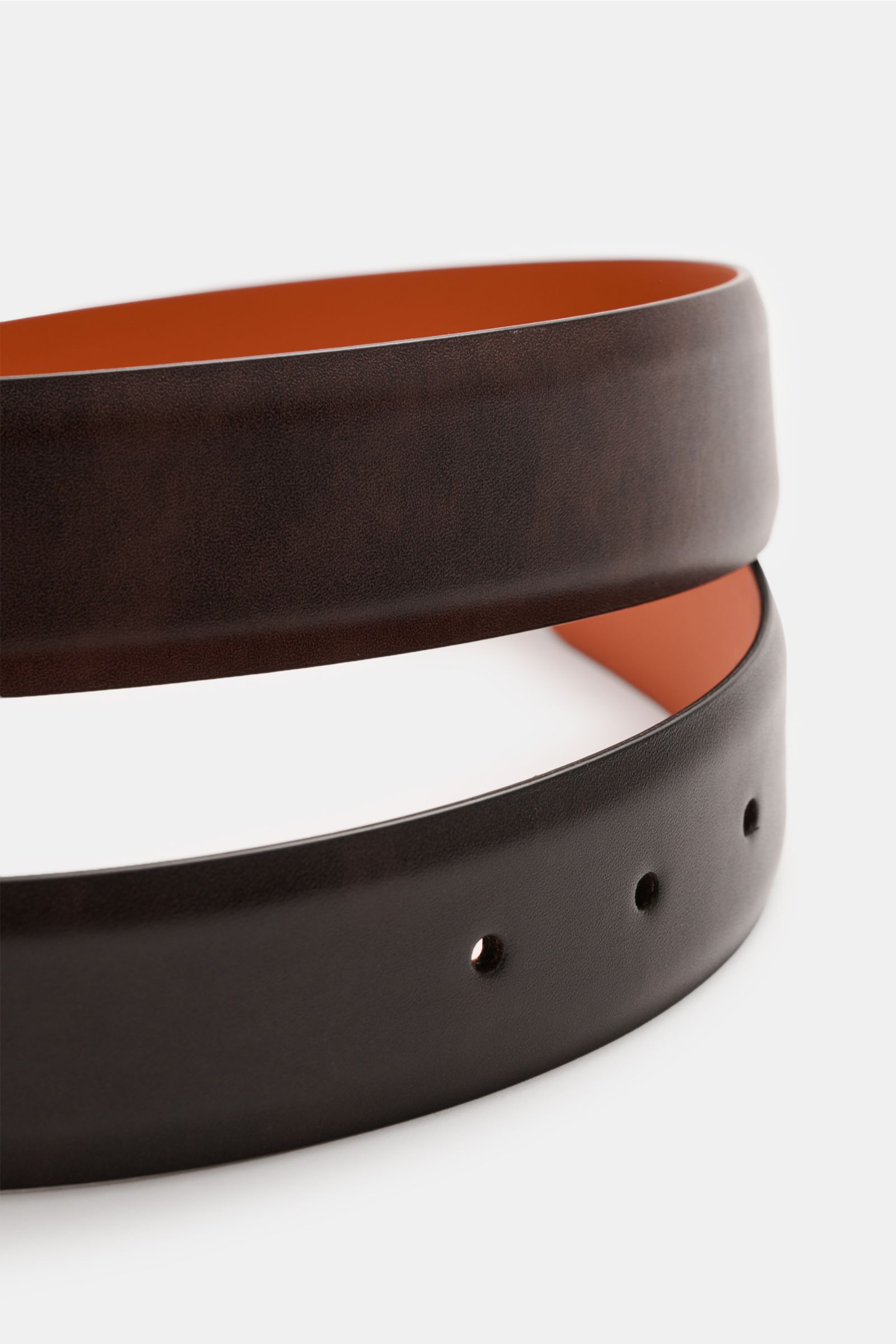 Santoni Gürtel dunkelbraun aus edlem Glattleder mit Dornschließe aus Messing, Durchzugsschlaufe, ca. 3,5 cm breit, orangefarbene Innenseite, Made in Italy, Nahaufnahme von oben.