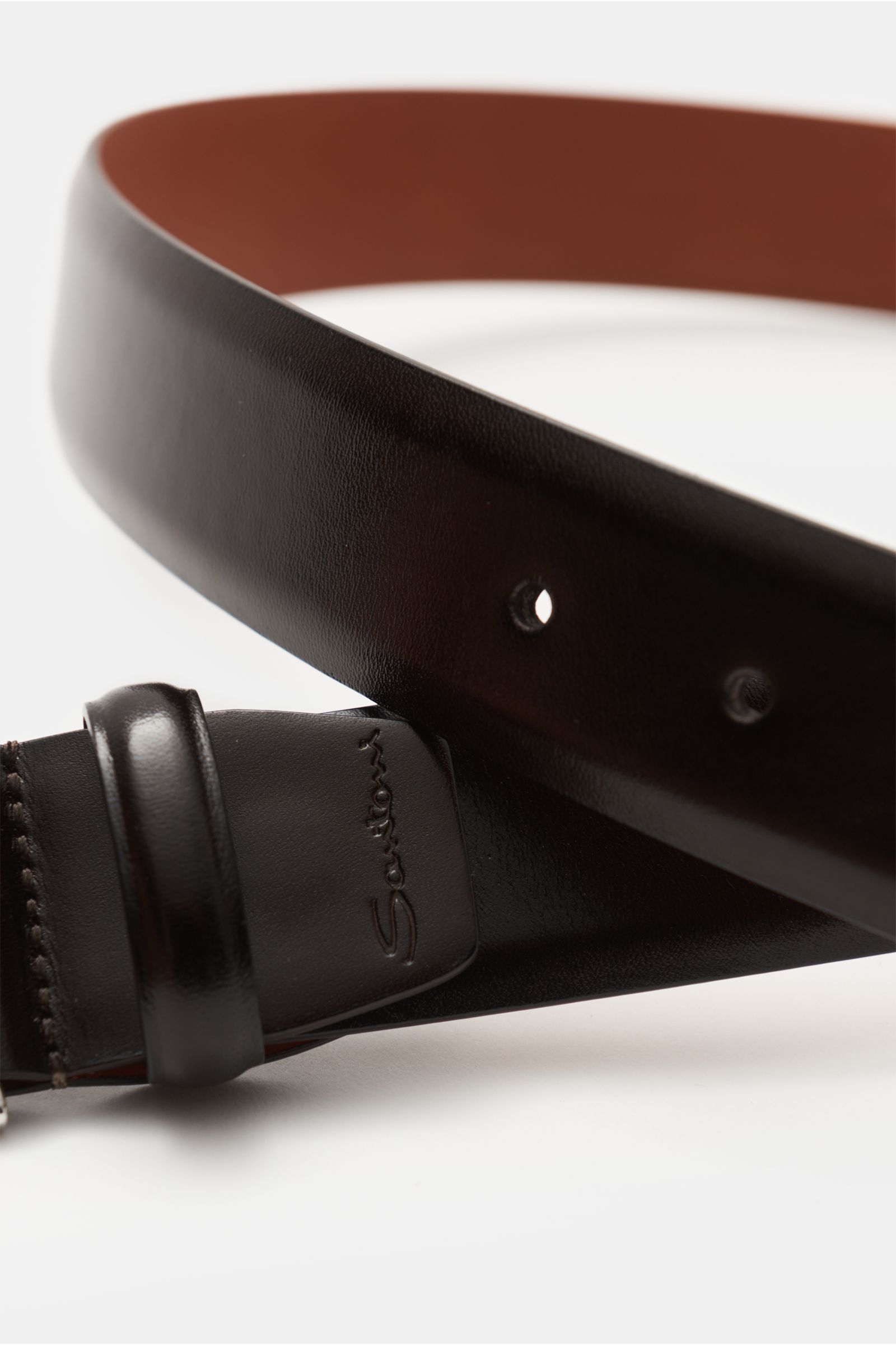 Santoni Gürtel dunkelbraun aus fein genarbtem Glattleder mit silberfarbener Messingschließe, kleinem Emblem und Durchzugschlaufe, Nahaufnahme.