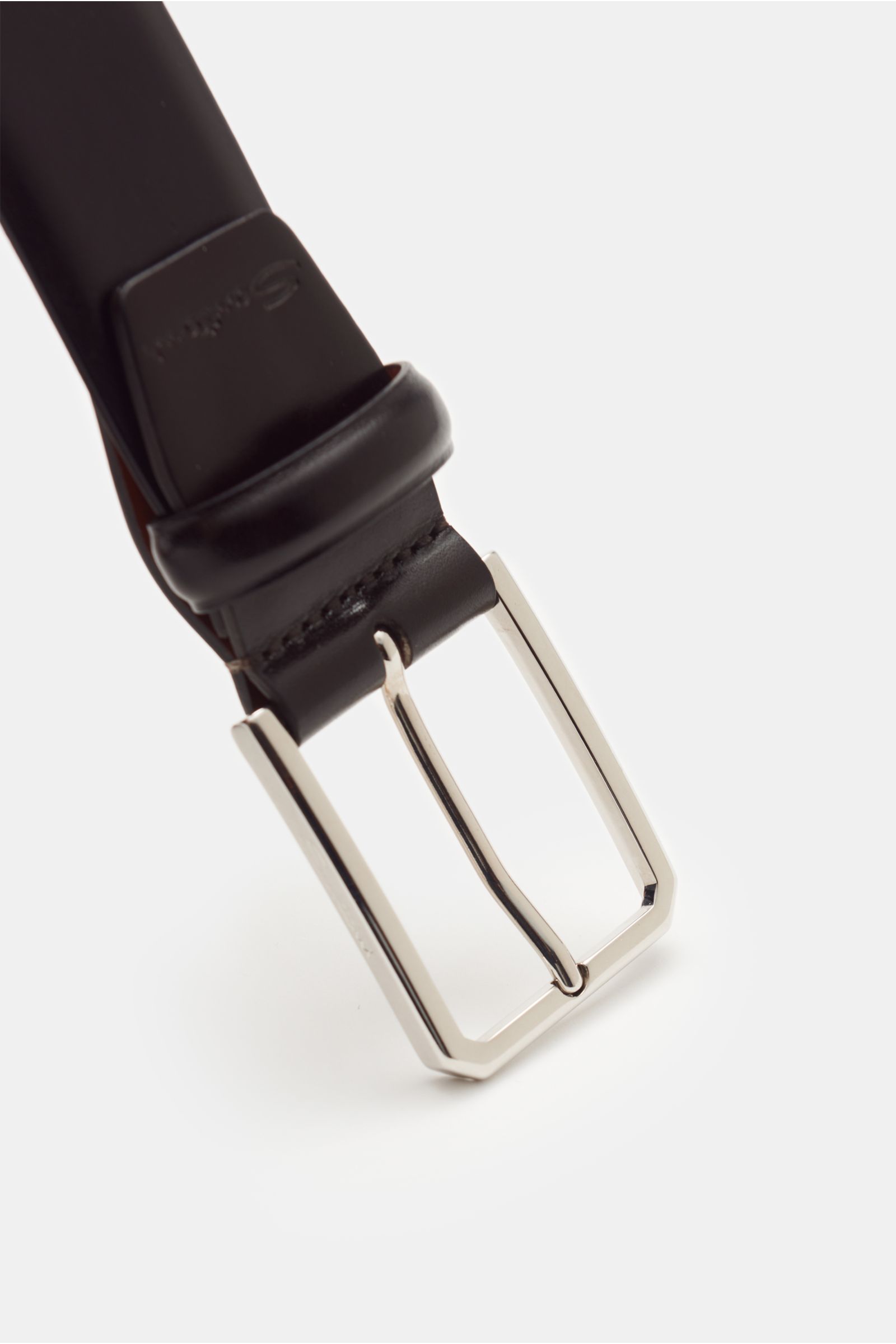 Santoni Gürtel dunkelbraun aus fein genarbtem Glattleder, silberfarbene Messingschließe, kleines Emblem, Durchzugschlaufe, Nahaufnahme von oben.