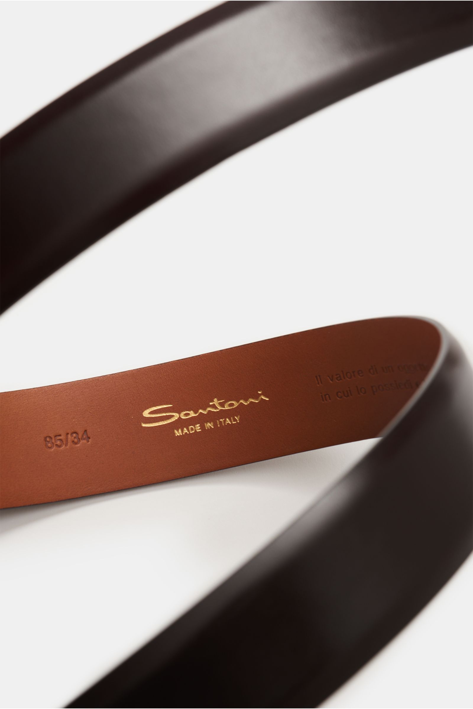 Santoni Gürtel dunkelbraun aus fein genarbtem Glattleder, silberfarbener Messingschließe, kleinem Emblem, seitliche Nahaufnahme.