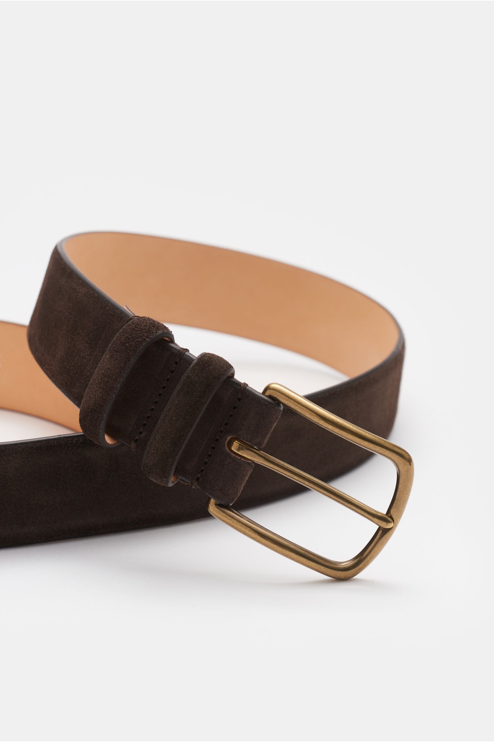 Officine Creative Gürtel dunkelbraun aus edlem Veloursleder mit geschmeidigem Griff, Dornschließe aus brüniertem Messing, zwei Durchzugschlaufen, Breite 3,5 cm, Made in Italy, fotografiert in Nahaufnahme von schräg vorne.